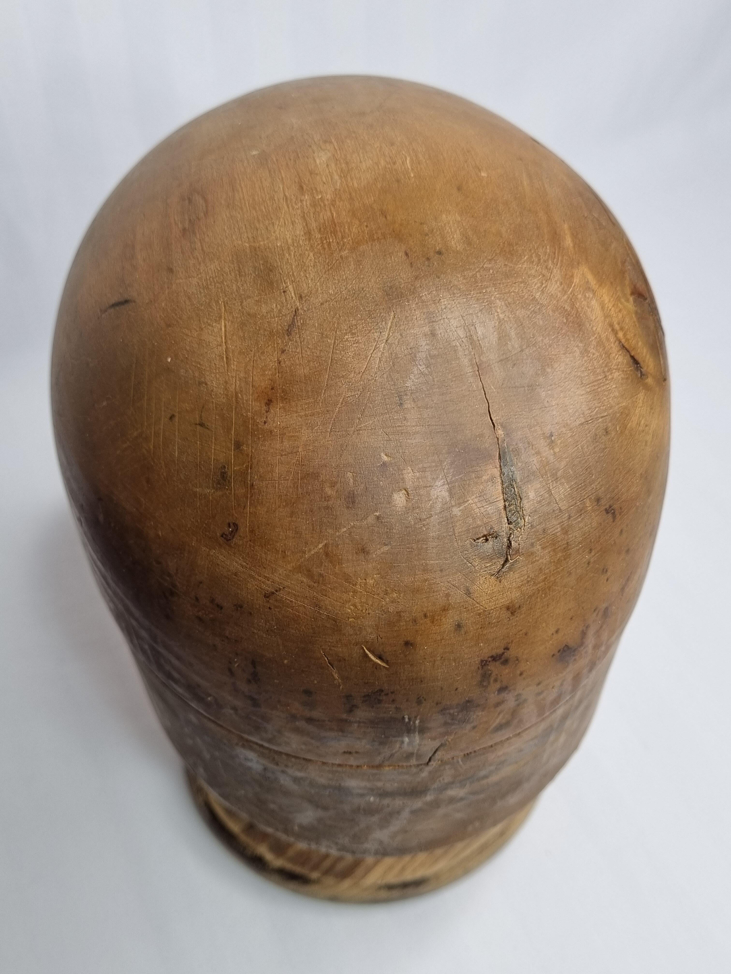 Forme à chapeau en bois ancienne sur pied, 1900
