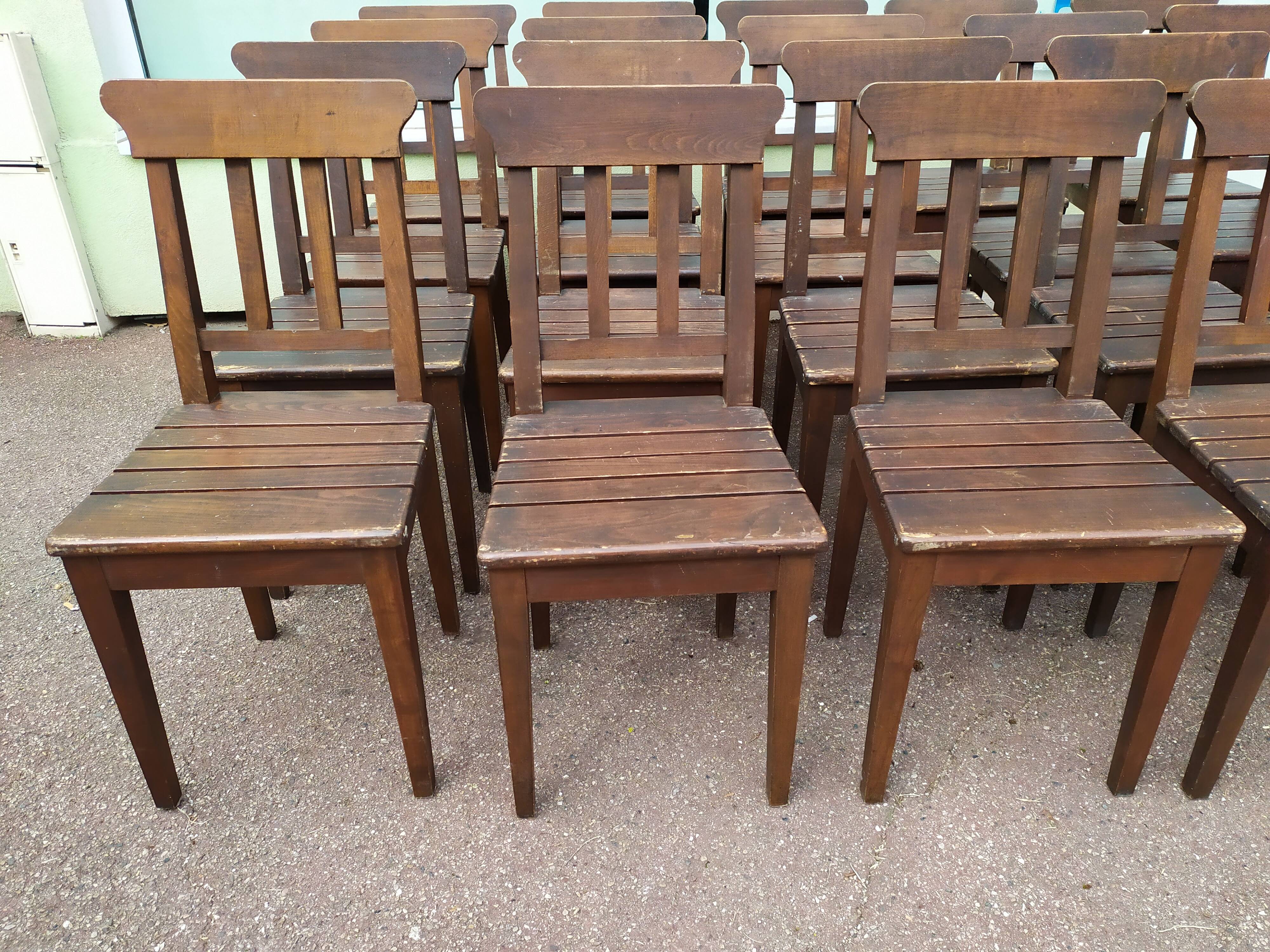 Ensemble lot de 20 chaises en bois de bistrot
