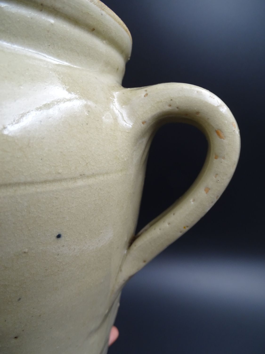 Grease pot with burgundy sandstone spout