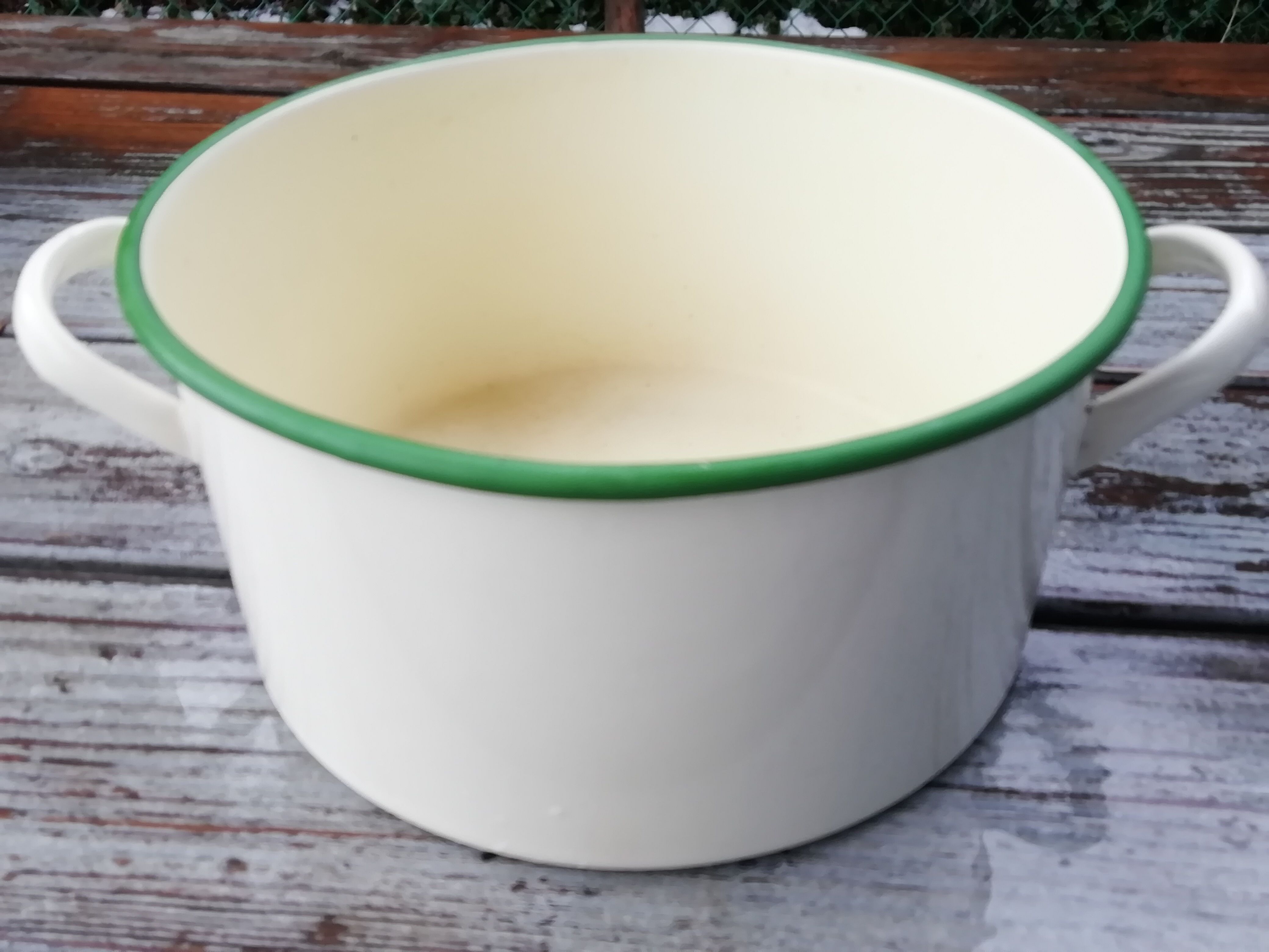 Enamelled sheet metal cocotte
