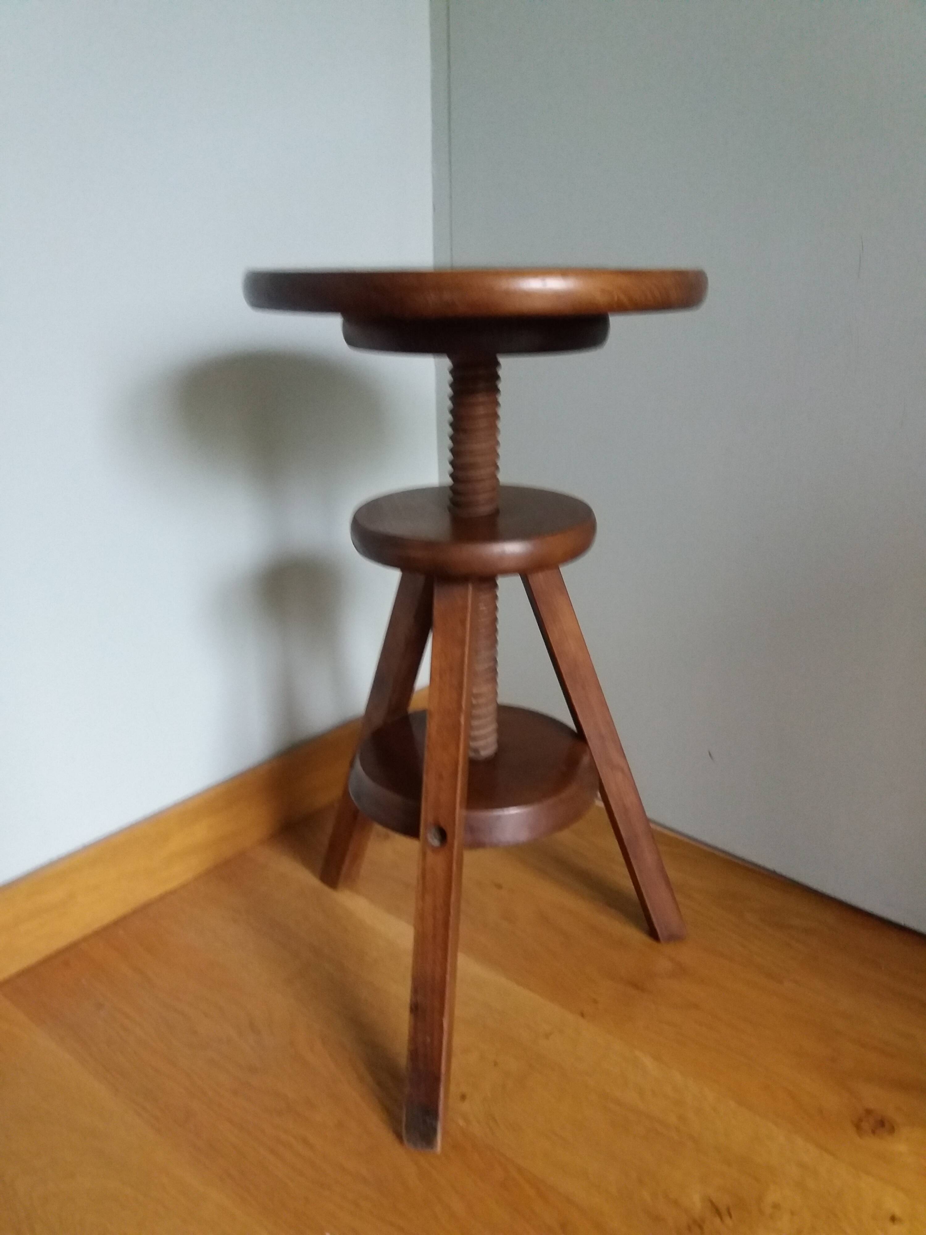 Adjustable screw tripod stool