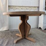 Round table in raw oak