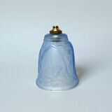 Art déco, tulipe de lampe verre moulé bleu décor floral vers 1930