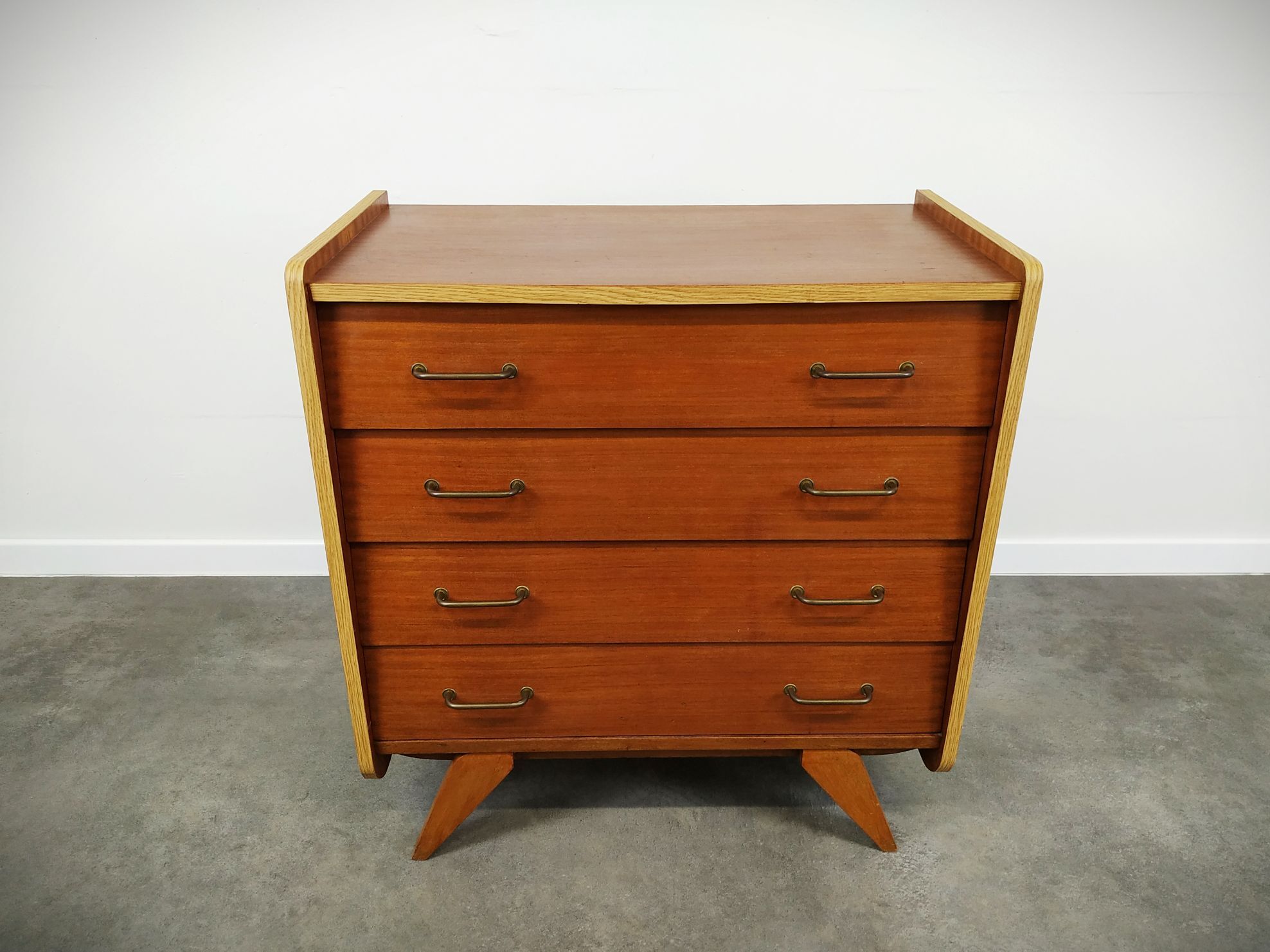 Compass feet dresser