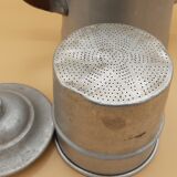 Cafetière ancienne en aluminium