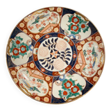 Pair of large Chinese porcelain dishes in Imari style, 20th century.