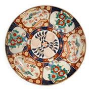 Pair of large Chinese porcelain dishes in Imari style, 20th century.