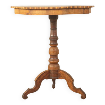Table d'appoint octogonale en noyer antique avec des marqueteries élaborées, probablement d'Italie, milieu du XIXe siècle.