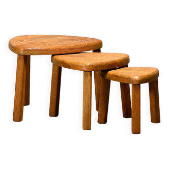 Ensemble sculptural de tables d'appoint gigognes en chêne massif, France années 1970