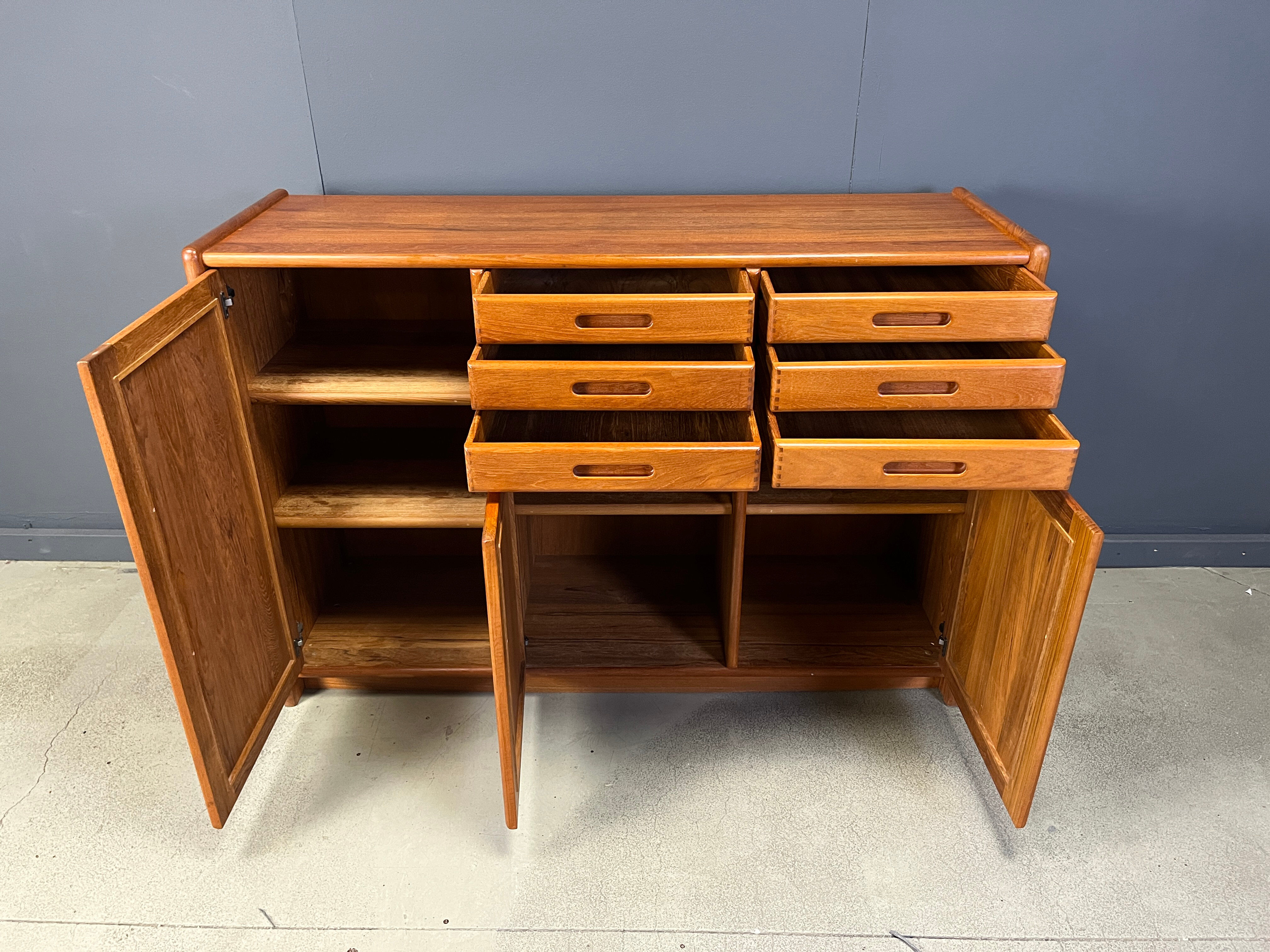 Buffet scandinave des années 1960 par Dyrlund.