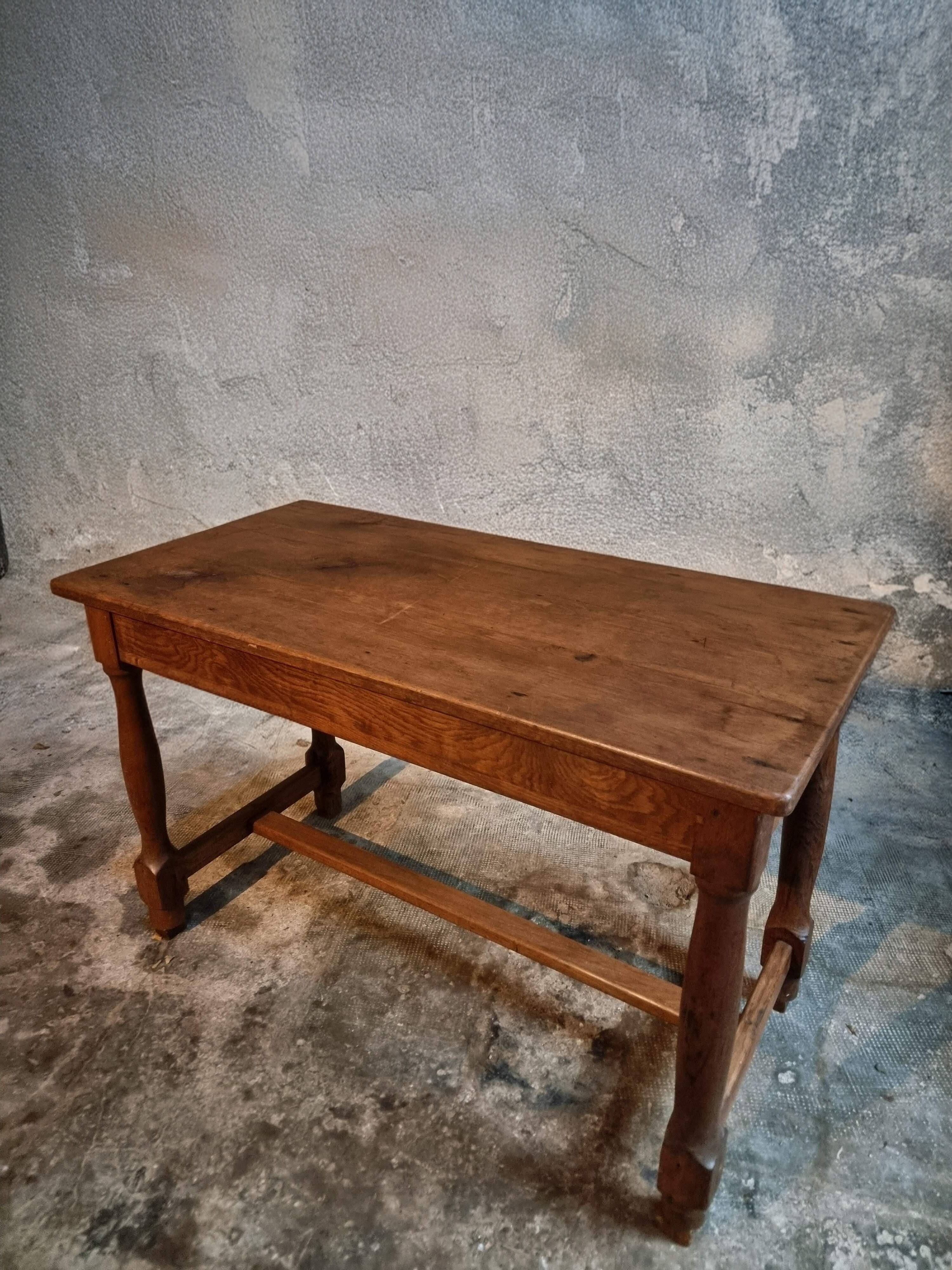 Antique French farmhouse table in oak (1780–1830) – Walnut legs – Rustic provincial dining table
