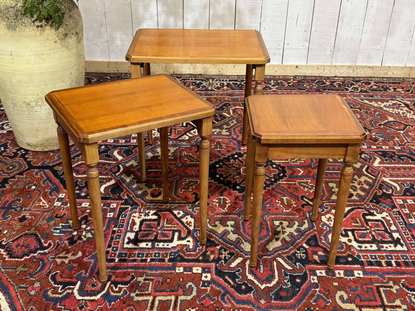 Set of 3 nesting tables in cherry wood from the 1960s.