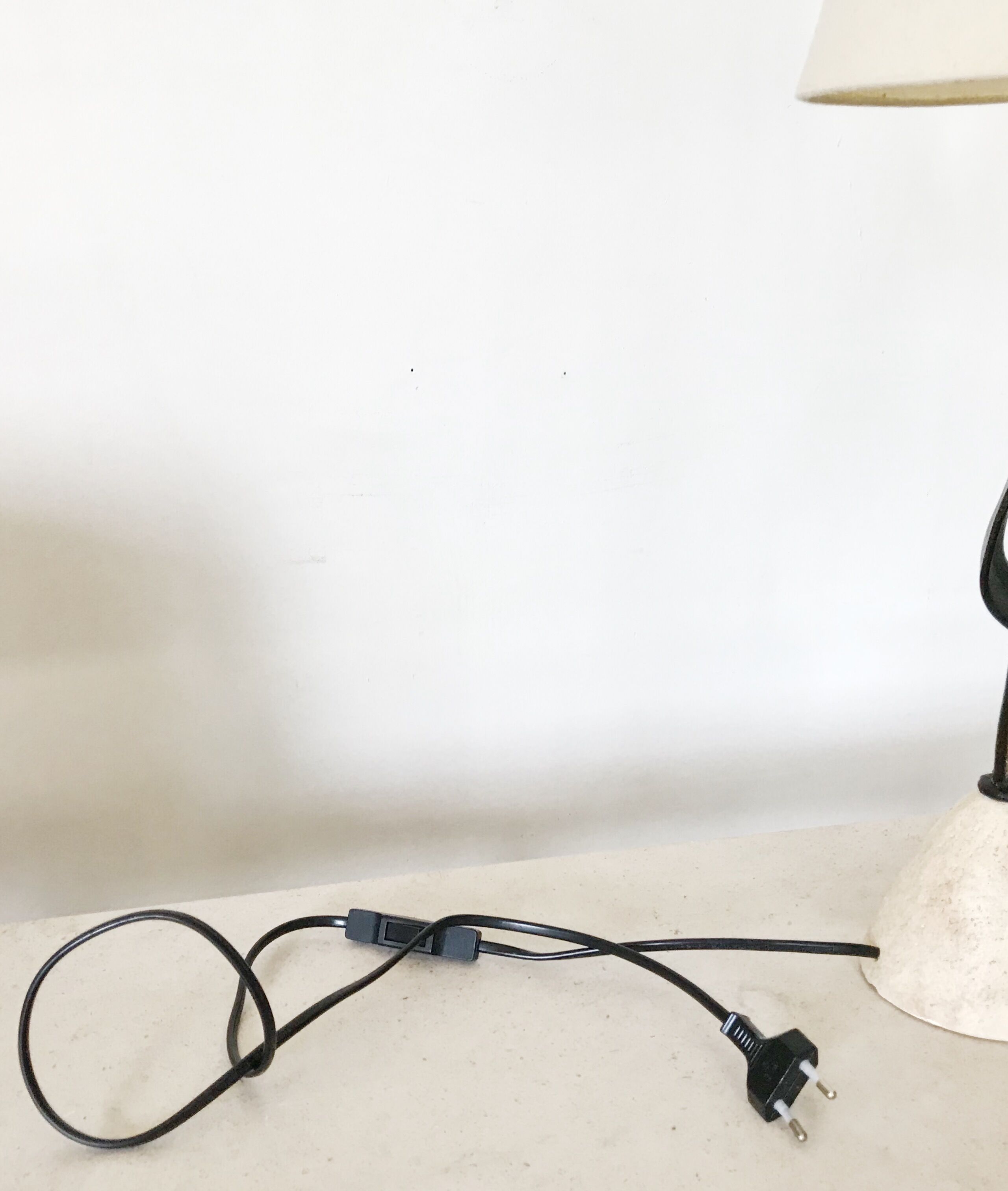 Lampe sculpturale en métal et pierre