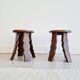 Paire de tabourets en bois - chevets brutalistes