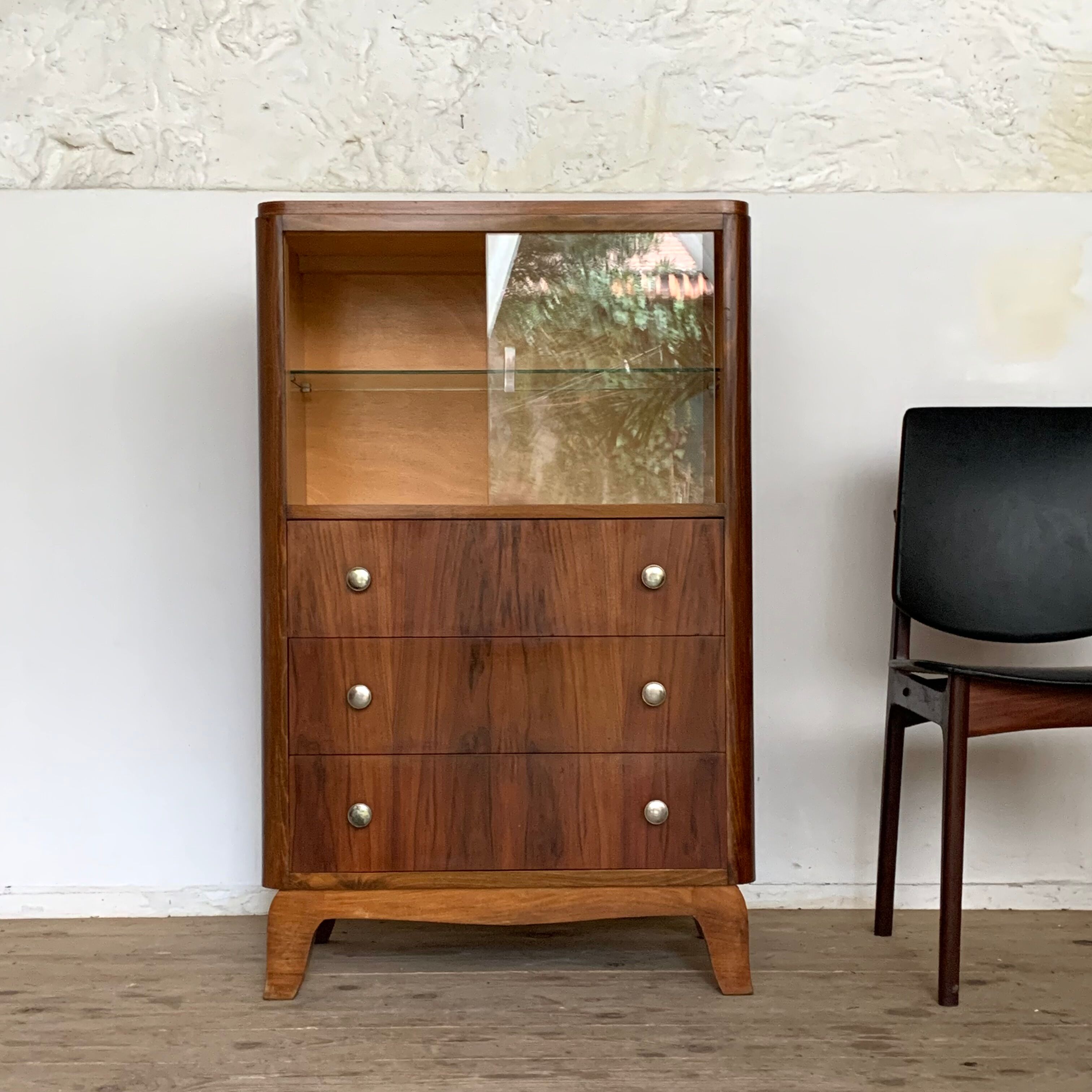 Vintage showcase library