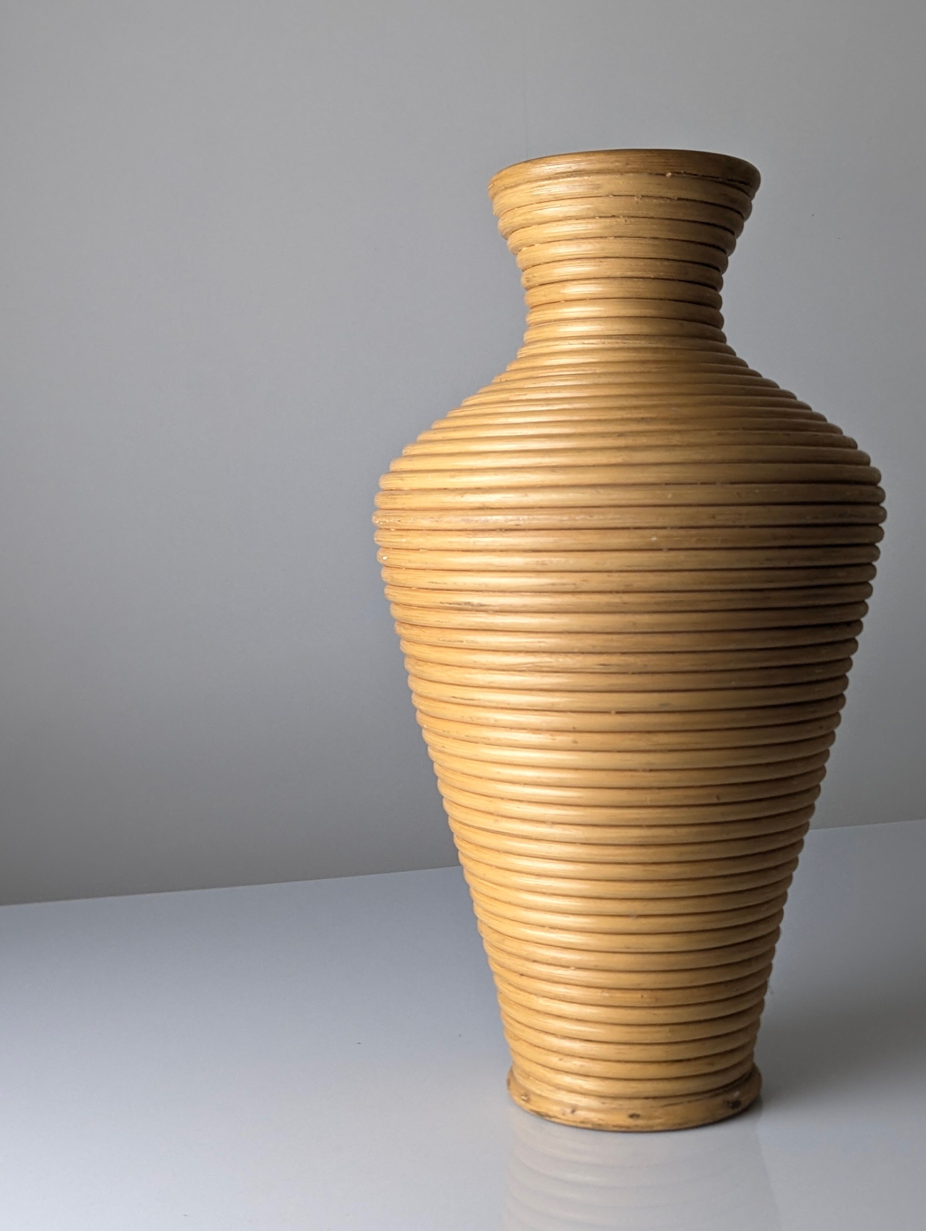Grand vase de sol en rotin tressé, années 1970