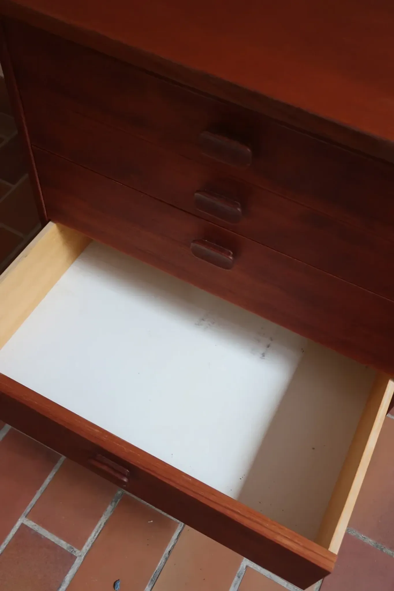 Ulferts chest of drawers from the 1960s with integrated handles.