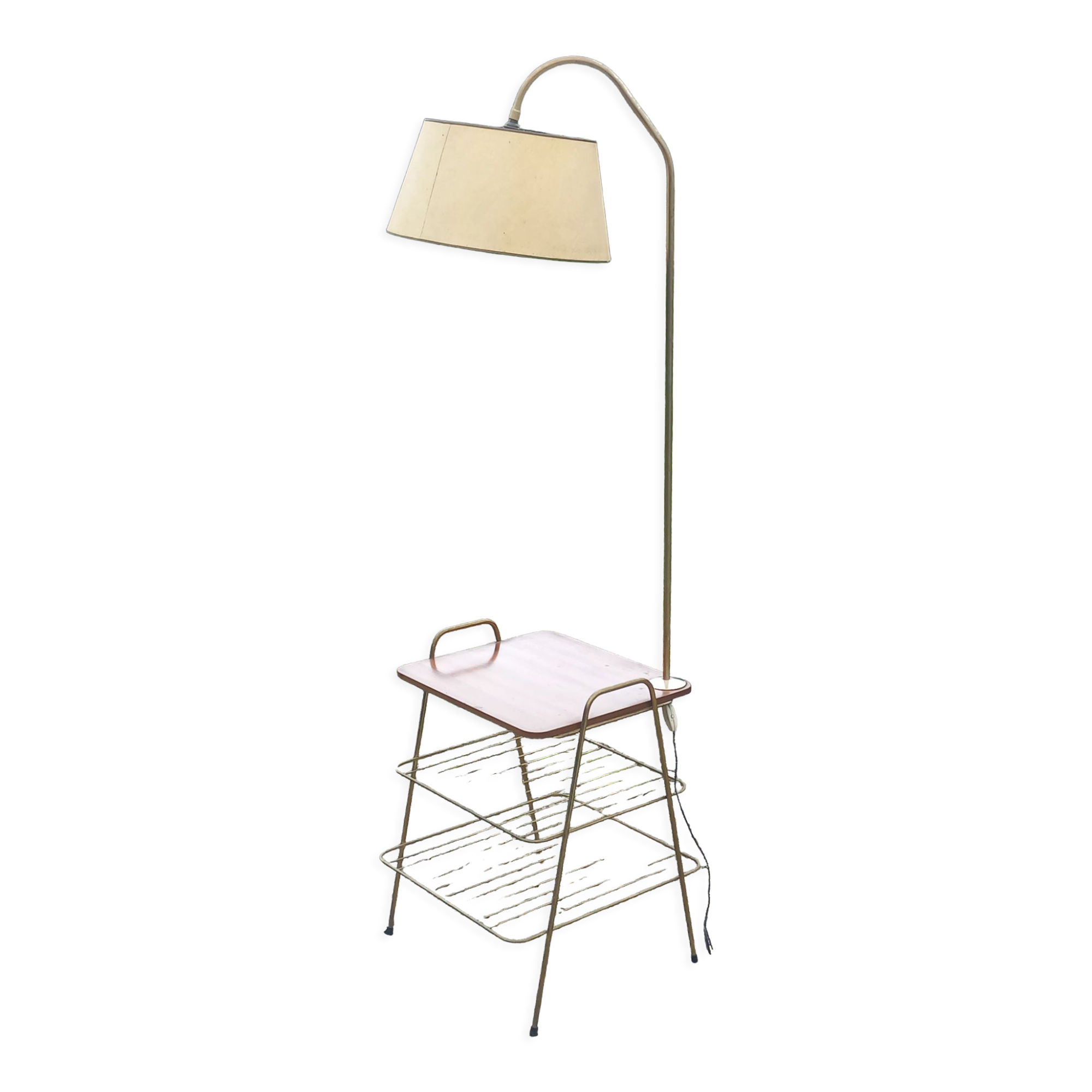 Lampadaire des années 50 en métal doré triple tablettes acajou et métal doré