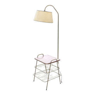 Lampadaire des années 50 en métal doré triple tablettes acajou et métal doré