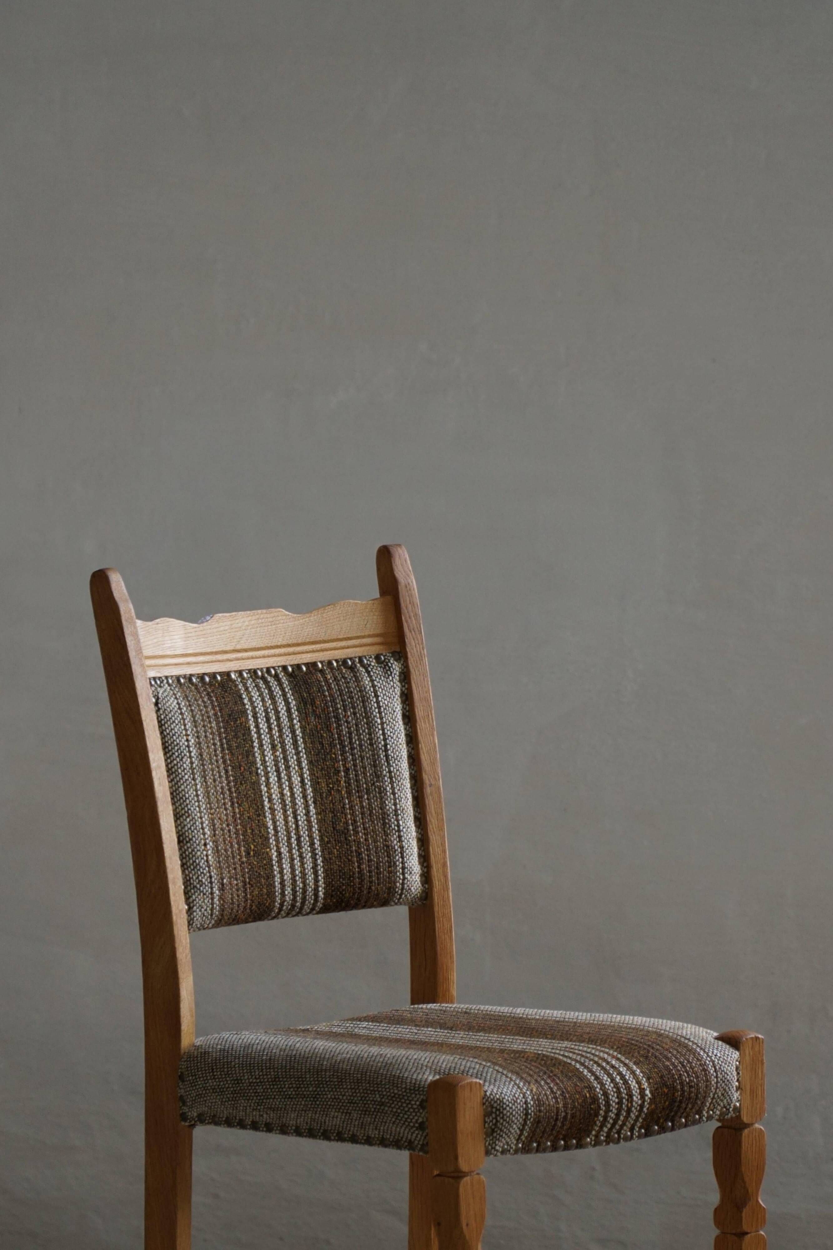 Danish Mid-Century Modern style, set of 8 dining chairs in oak and wool, 1960s.