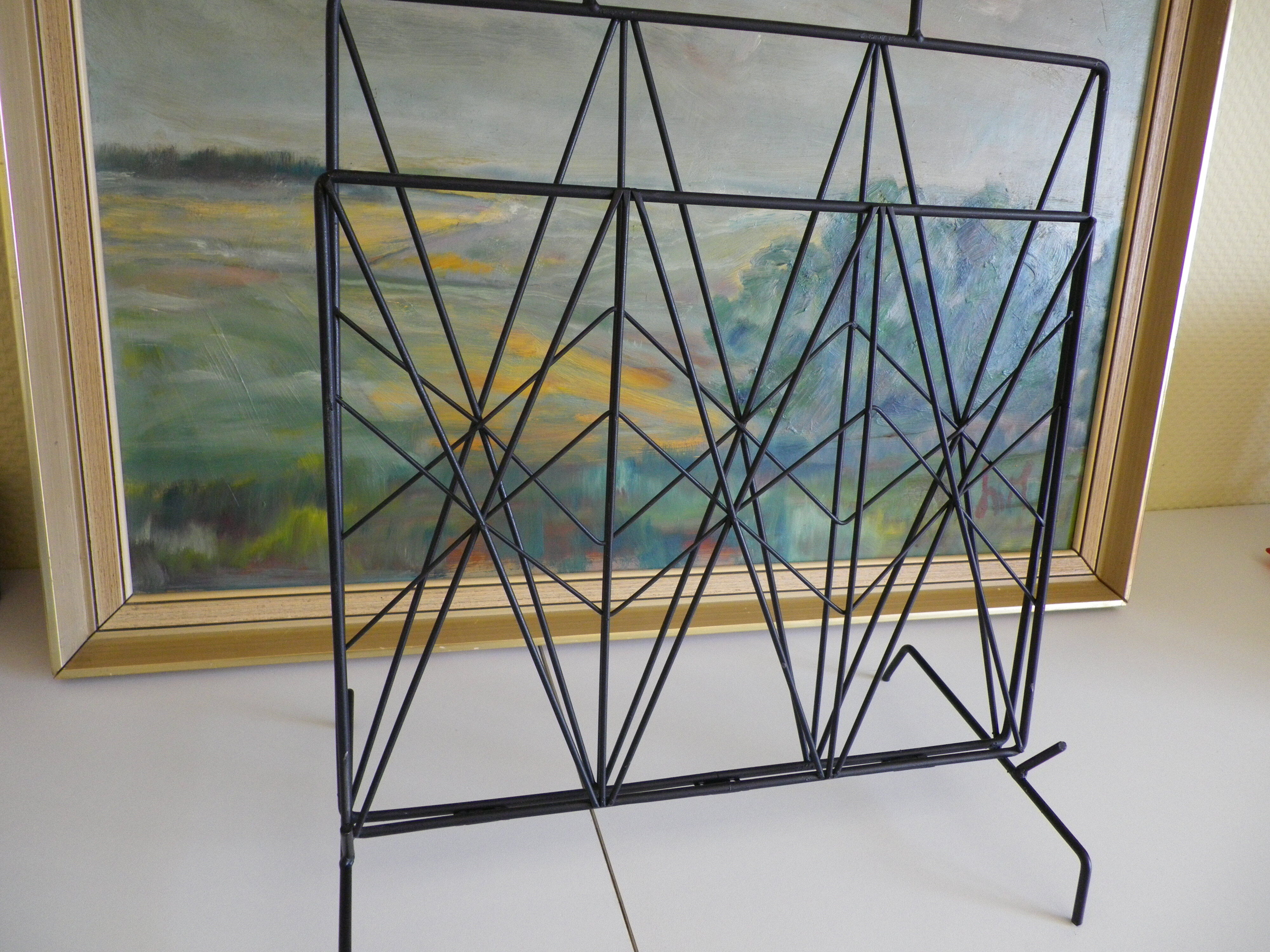 Magazines rack with very fine black metal geometric