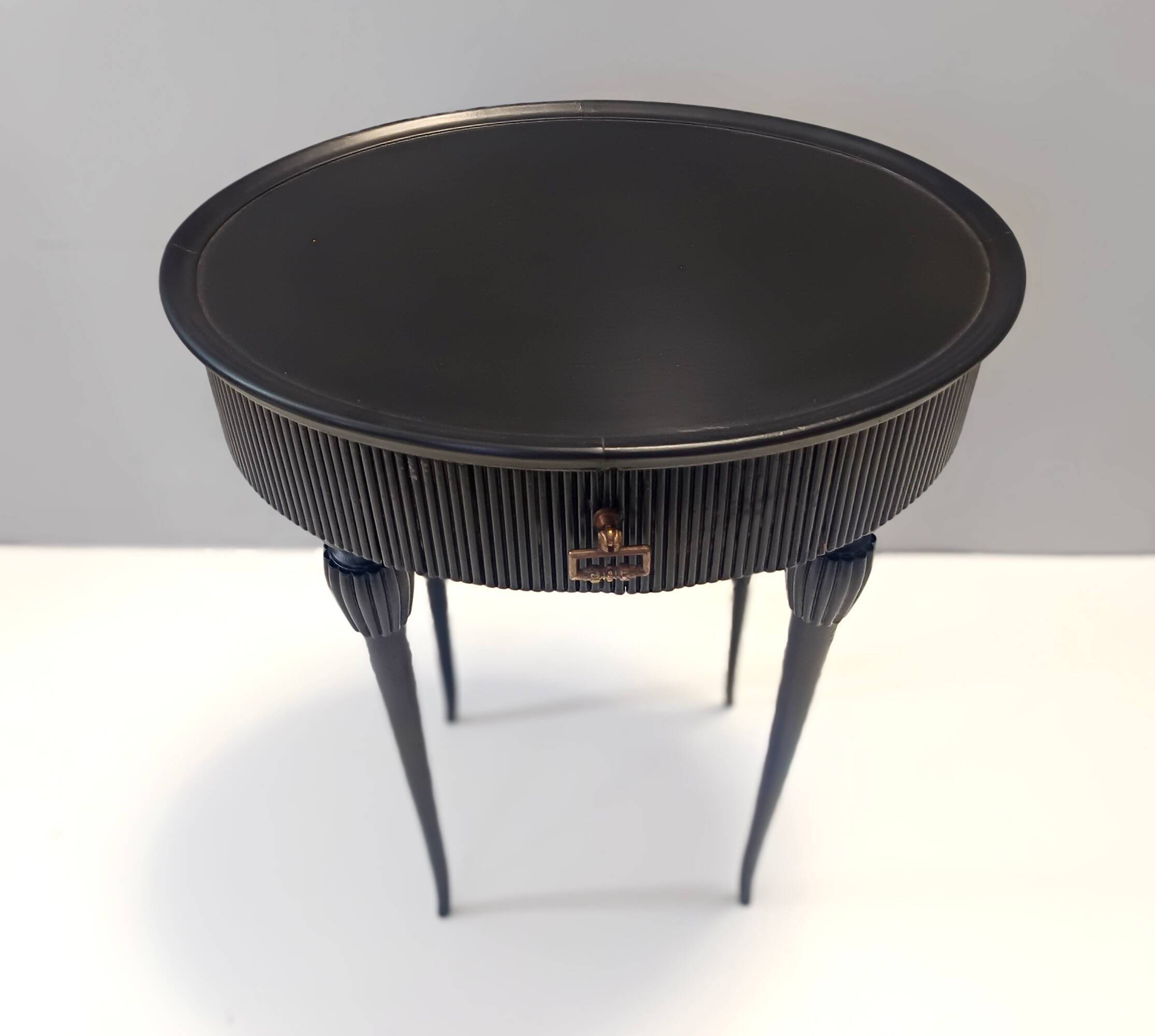 Table d'appoint, table de chevet ovale en hêtre noir ébénisé, Italie