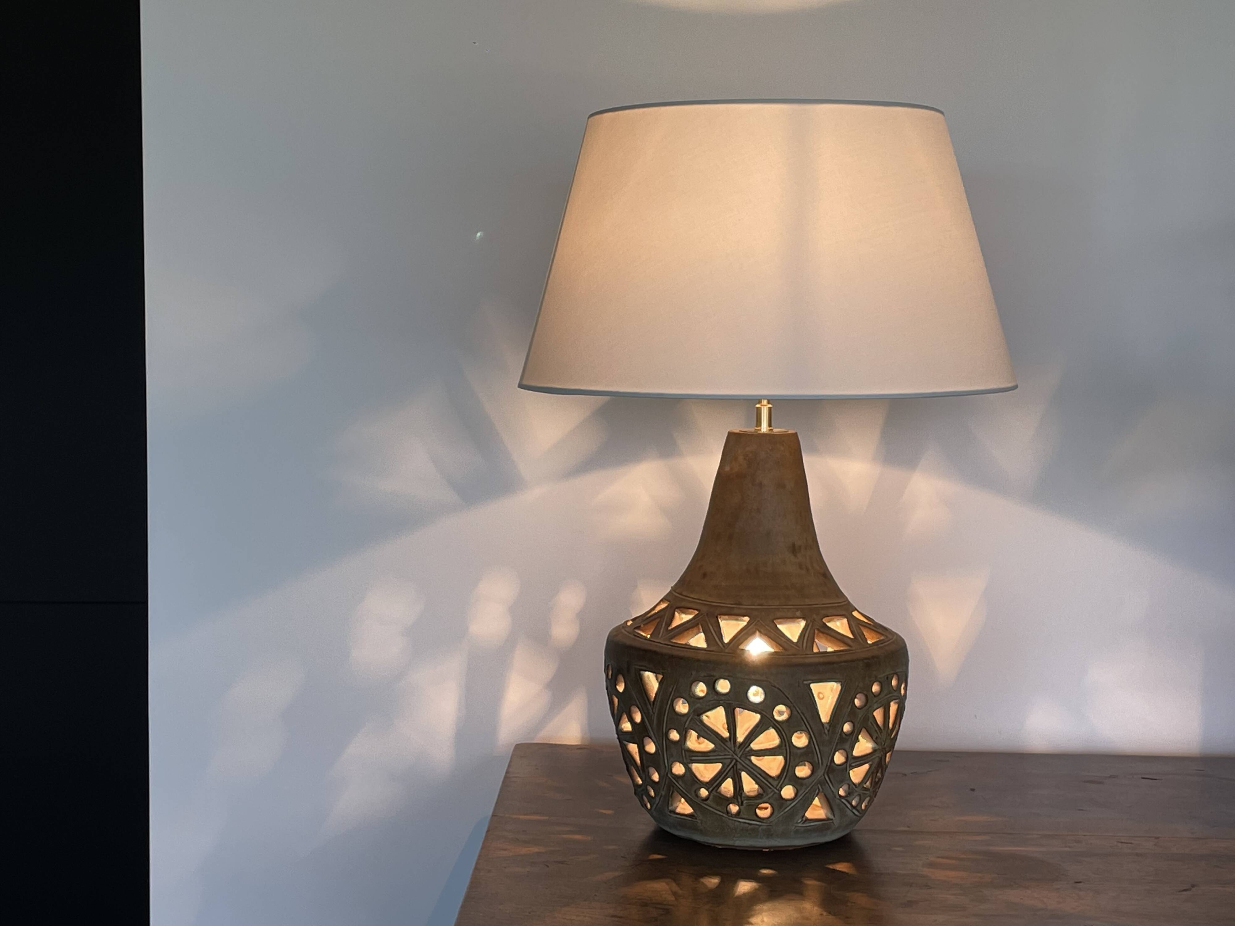 Lampe en  grès signée agnes escala