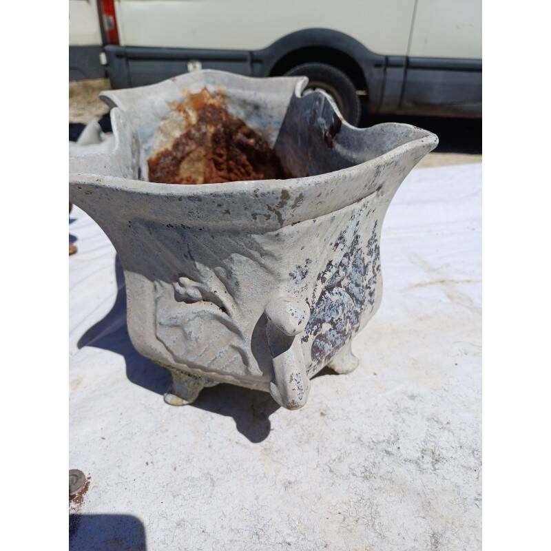 Pair of 1900 cast iron planters from Charleville-Mézières in rococo style