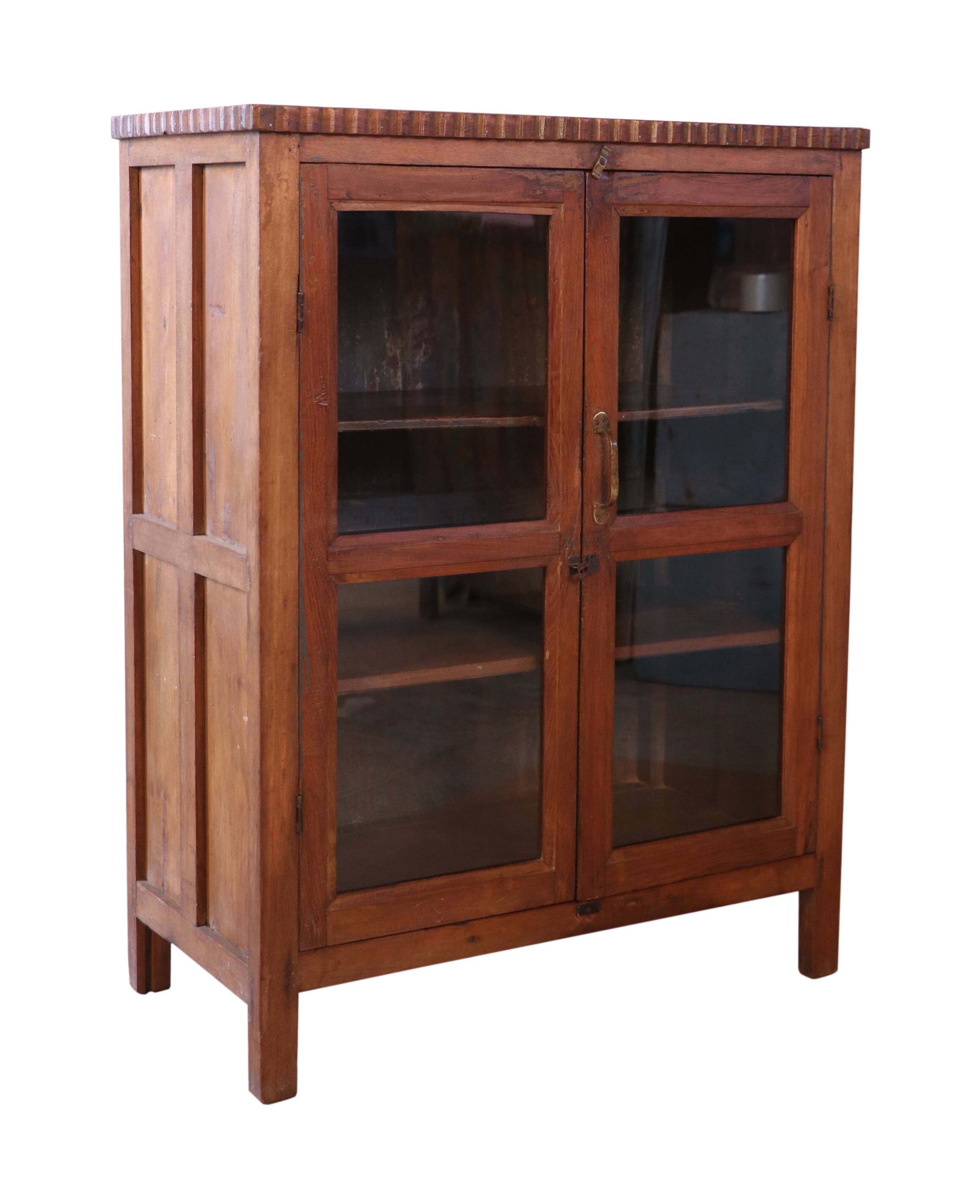 Ancien cabinet vitré en teck birman