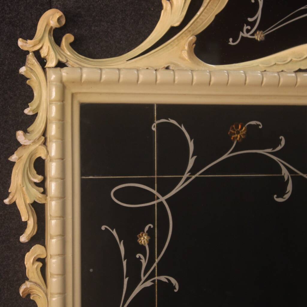 Miroir laqué italien avec décorations florales du 20ème siècle