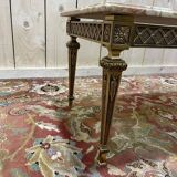 Table basse de style Louis XVI en bronze doré et marbre rose