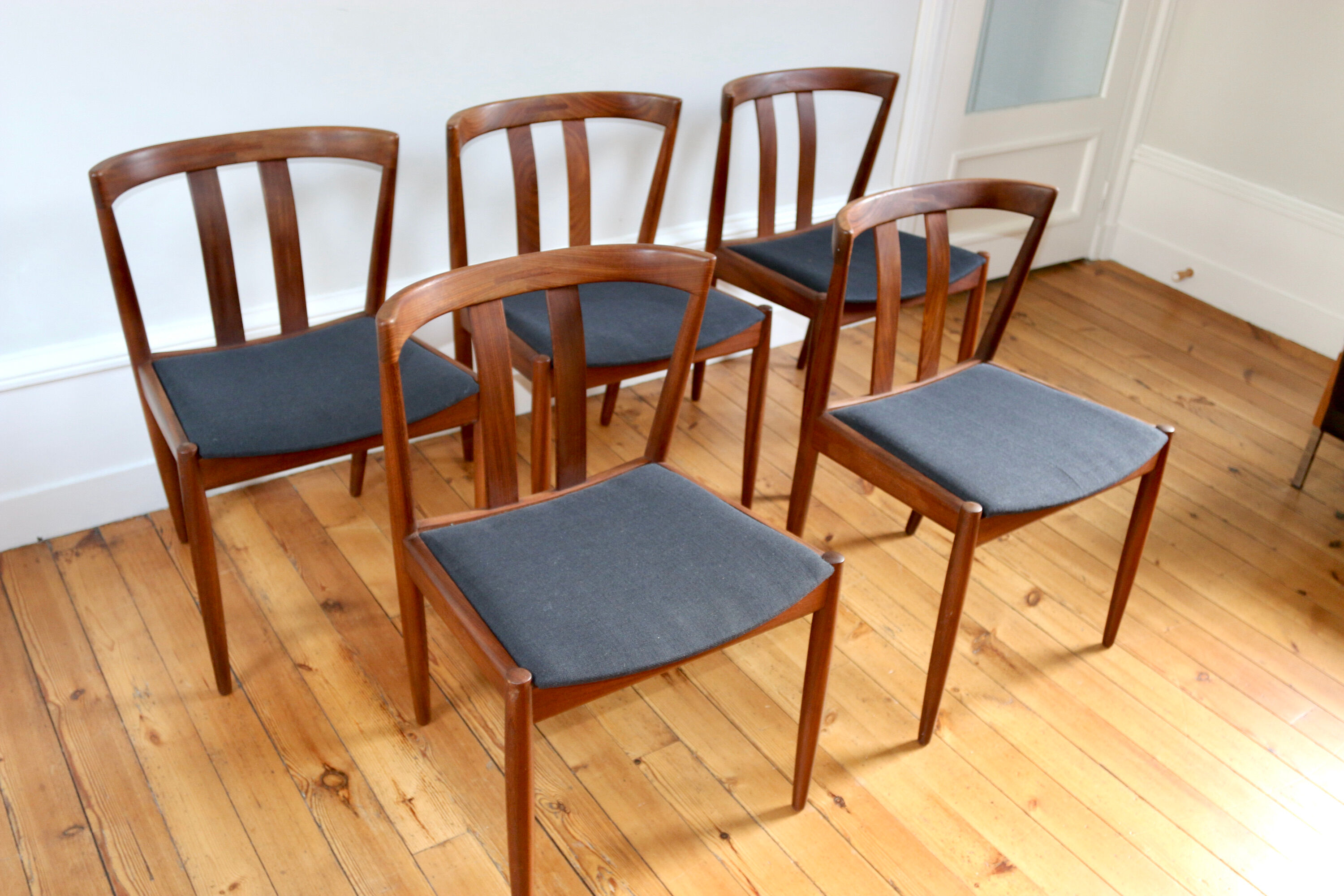 Serie de 5 chaises scandinaves teck 1960