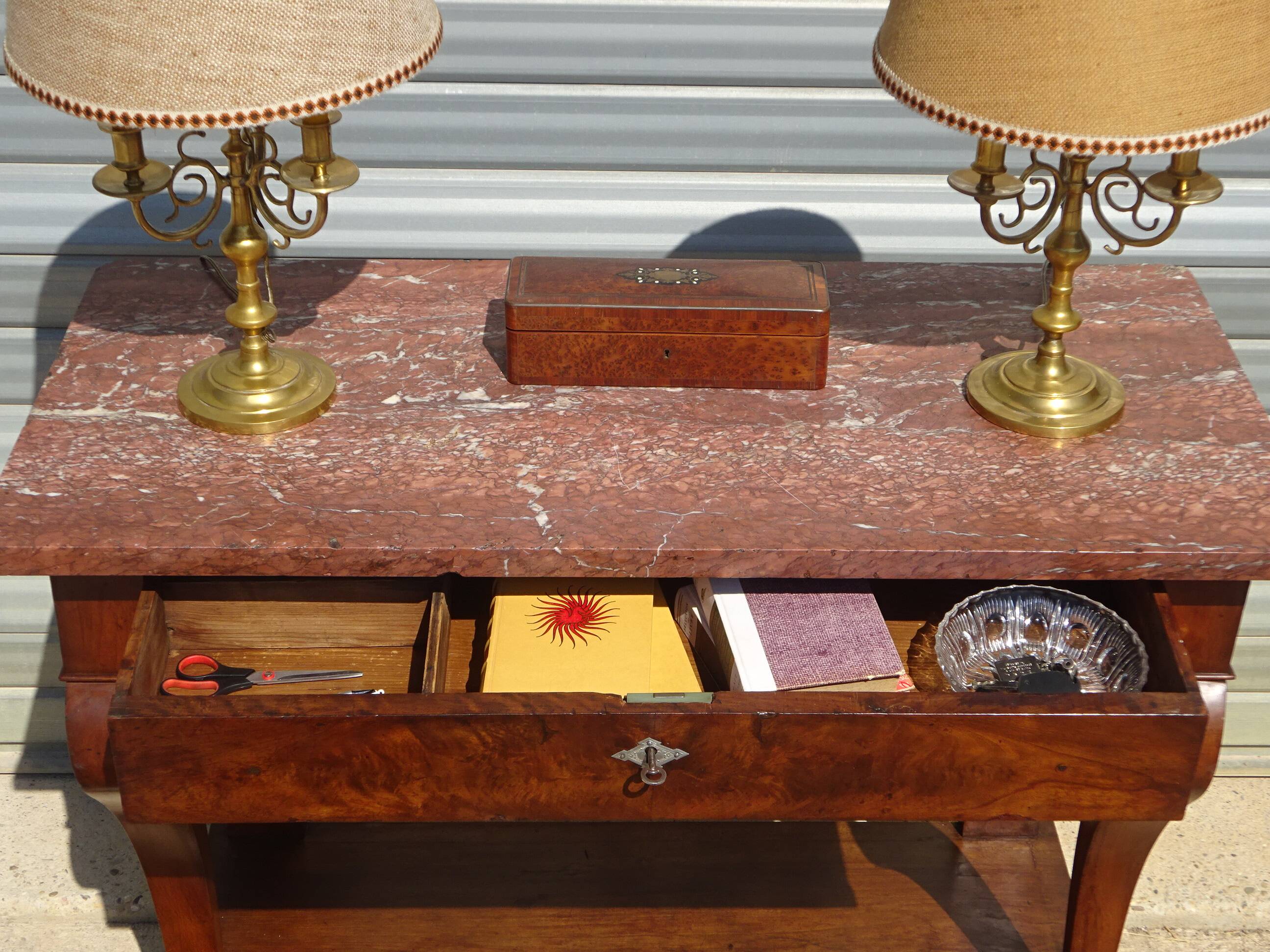 Console époque Restauration, style  Charles X en noyer avec marbre griotte