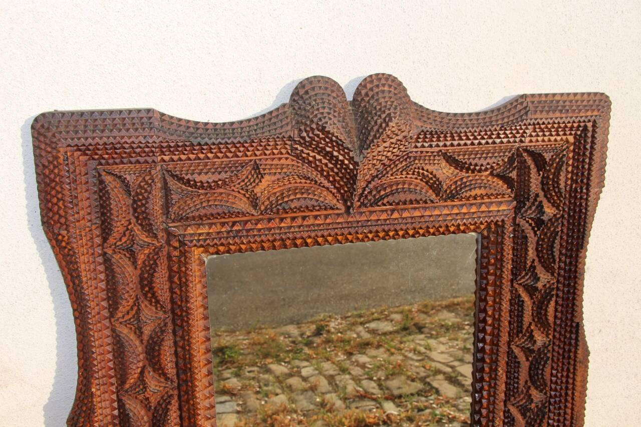Tramp Art mirror from the 19th century in hand-carved wood.