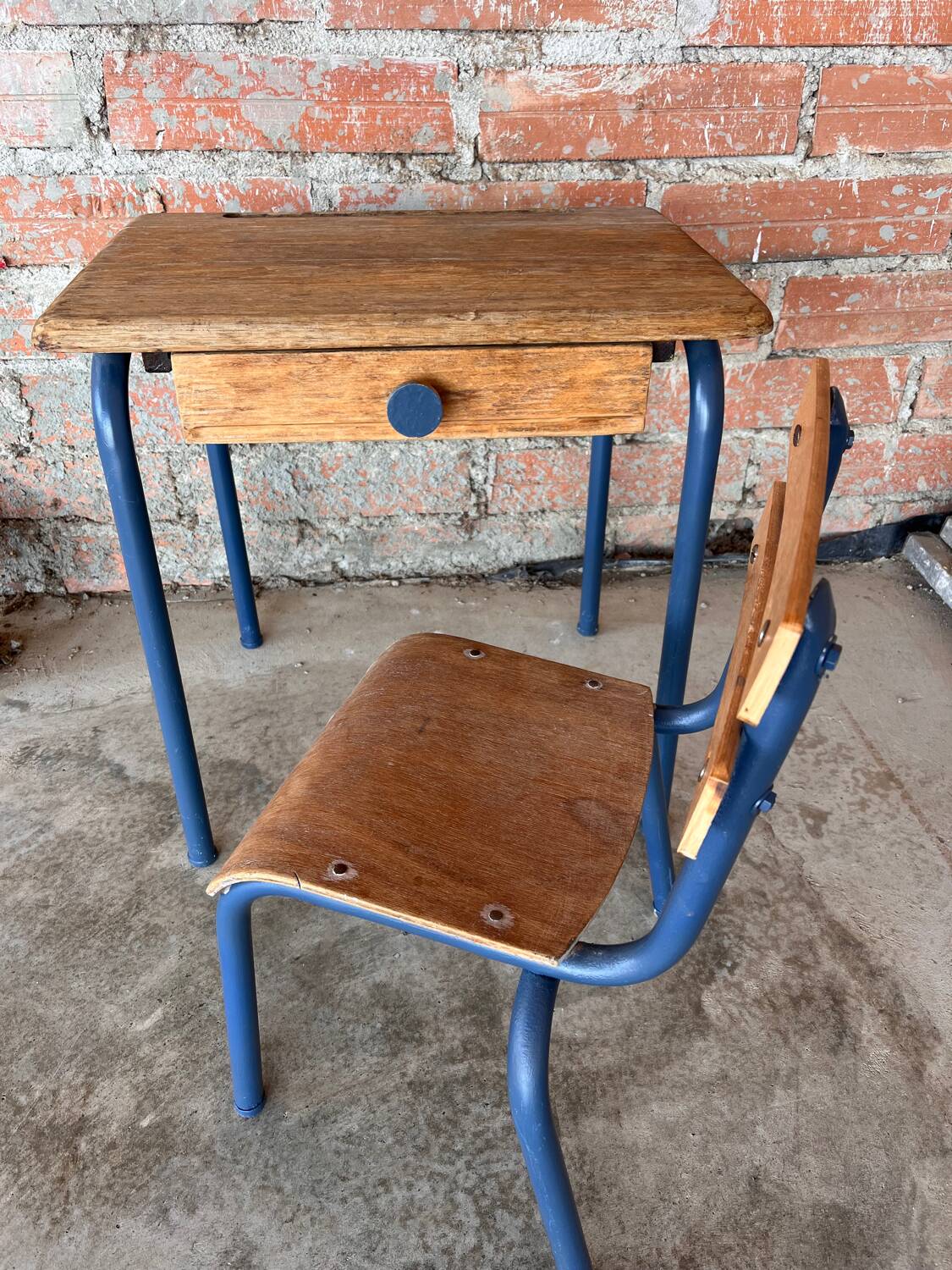 Child's desk