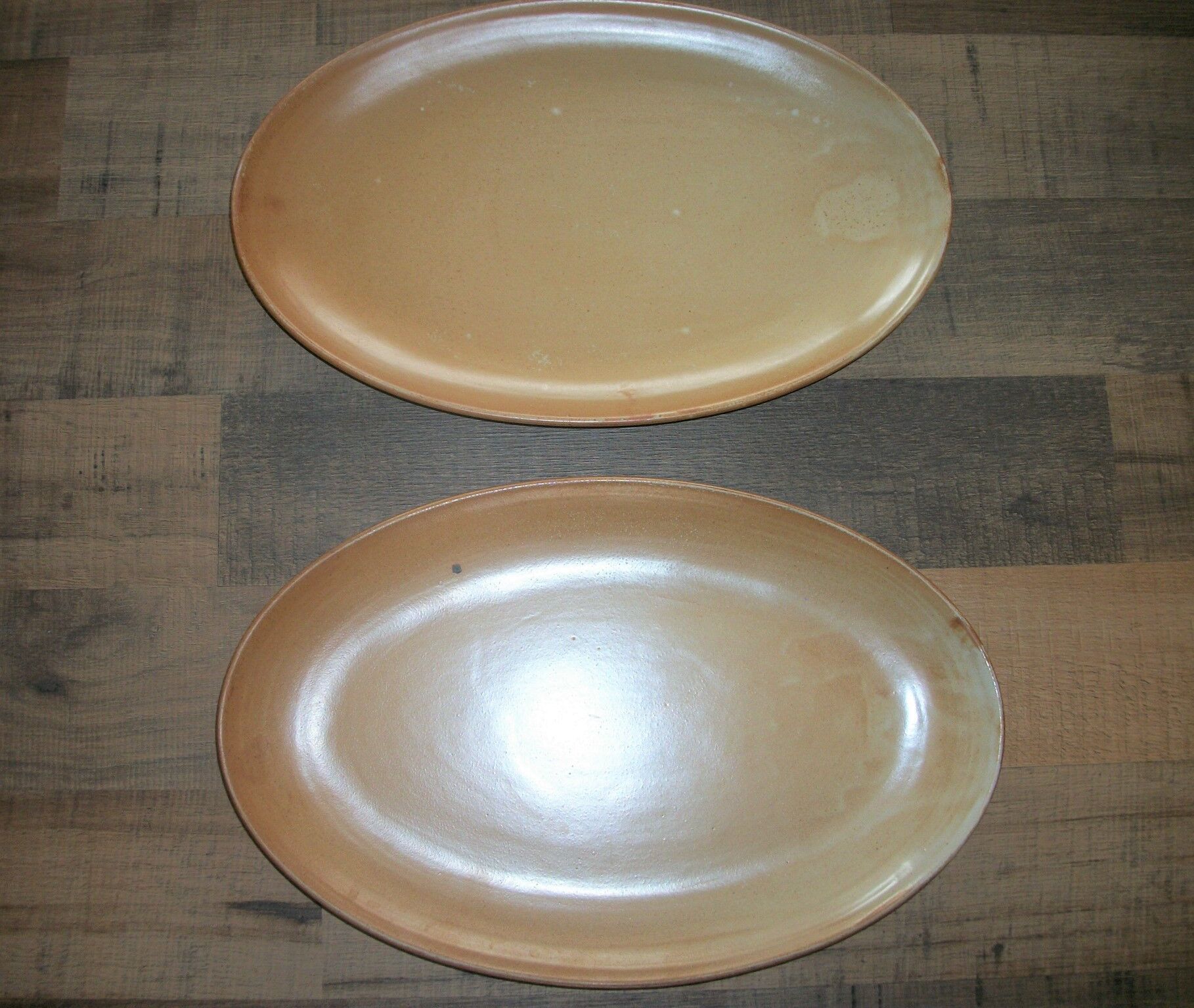 Set of oval stoneware dishes
