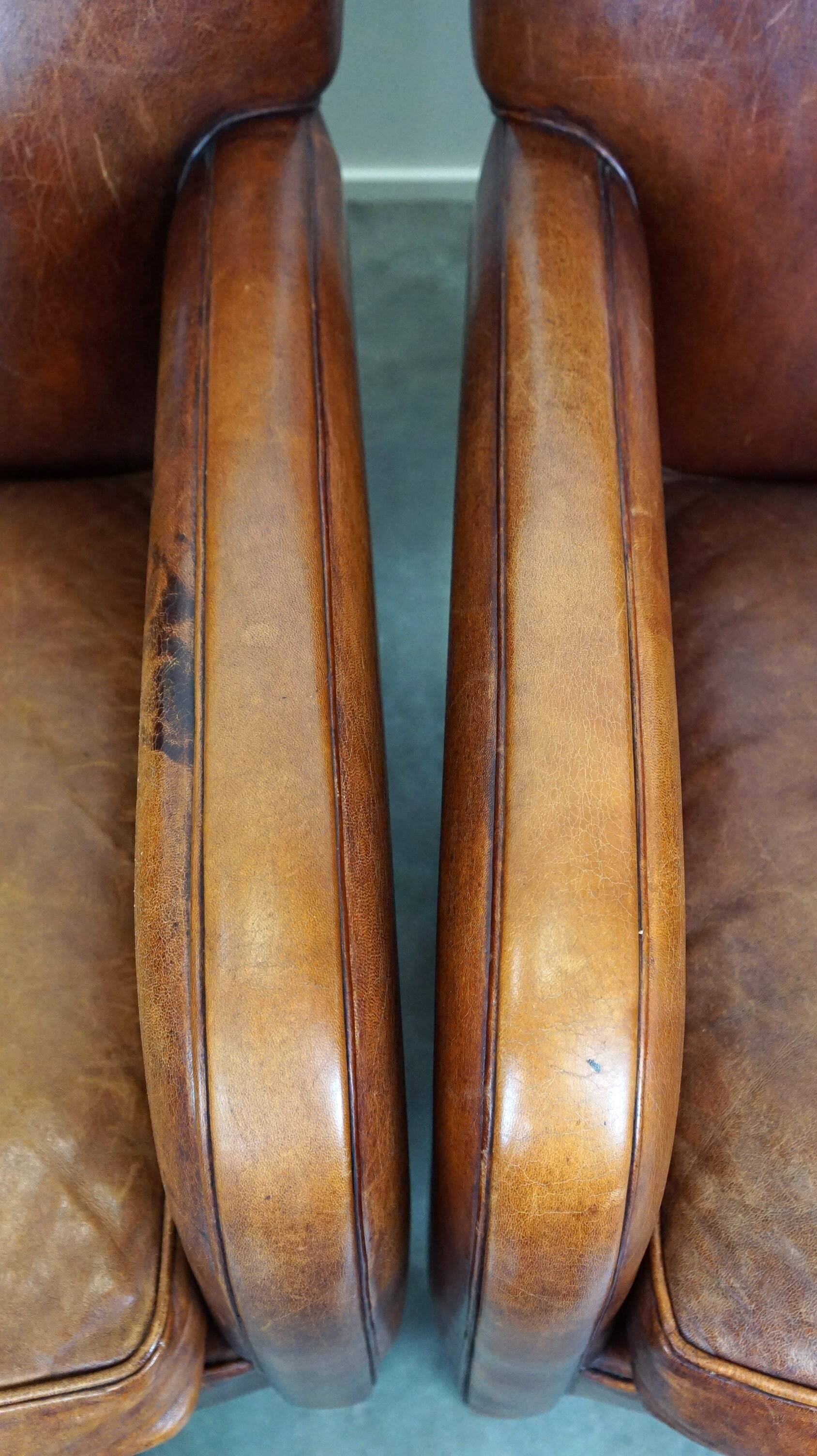 Set of 2 subtle sheepskin leather armchairs with a beautiful warm color scheme