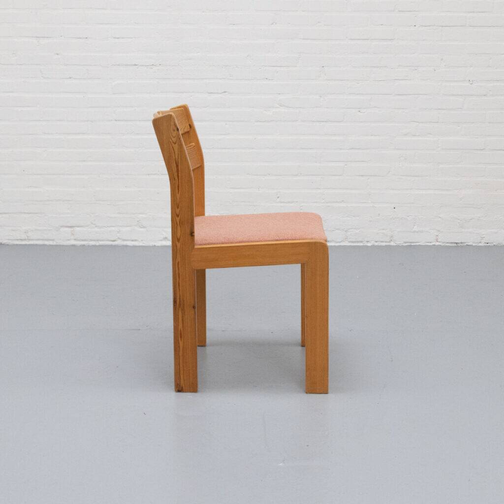 Ensemble de 8 chaises de salle à manger en acier de Korup des années 1960.