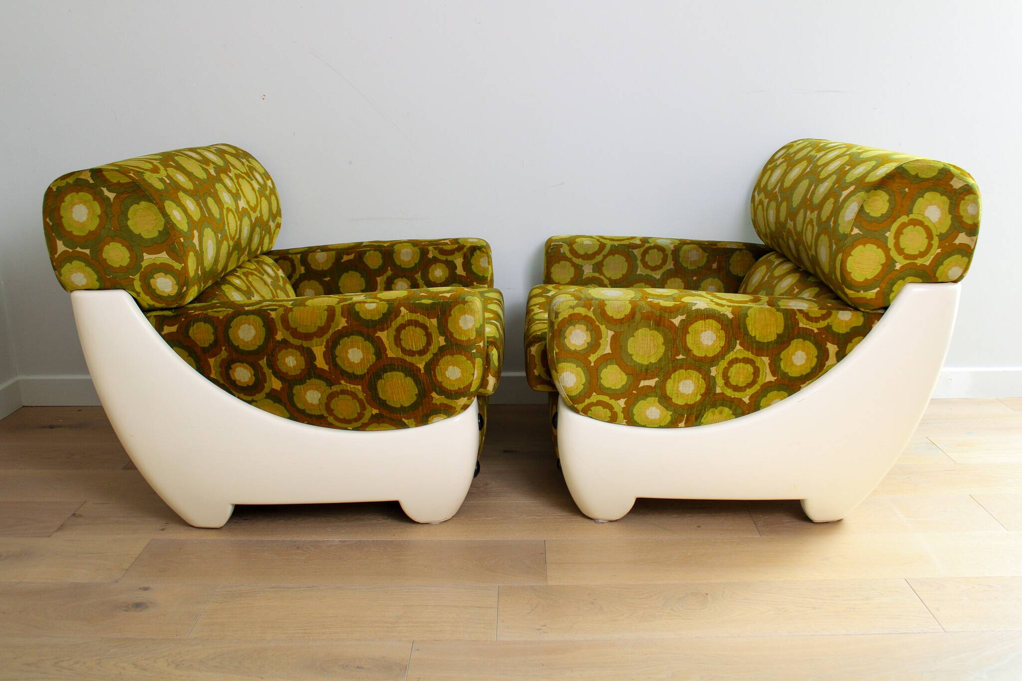 A pair of vintage mid-century modern arm chairs - Italy 1970s