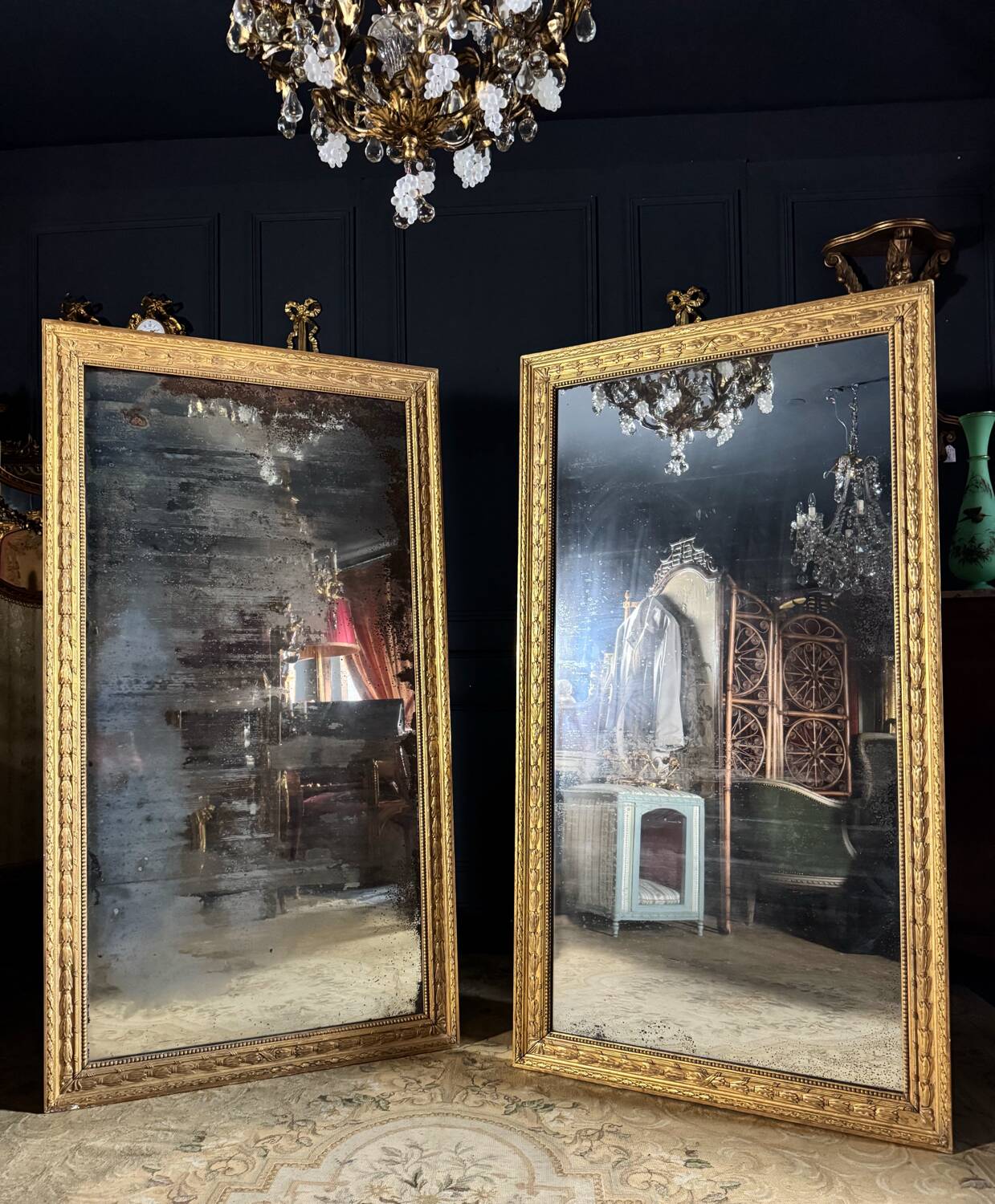 Paire De Miroirs Du Début Du XIXe En Bois Doré De Style Louis XVI