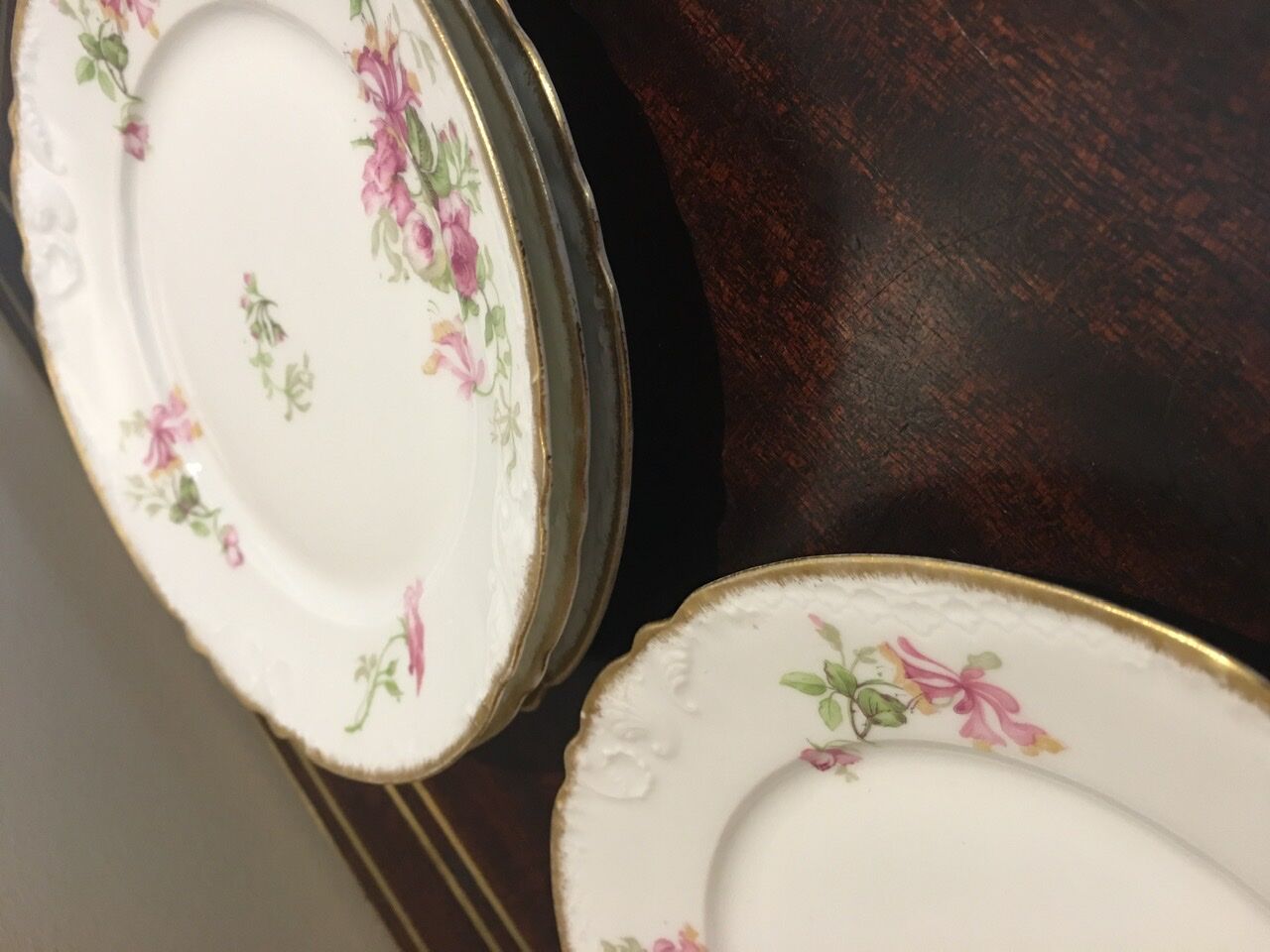 4 porcelain entremet plates