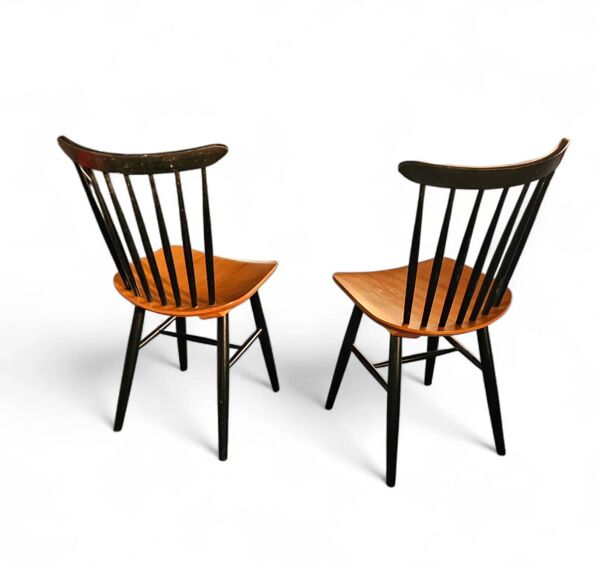 Ensemble de 2 chaises de salle à manger à dossier à fuseau, assise incurvée, siège en bois de teck, années 1960, Pastoe Holland, années 1970