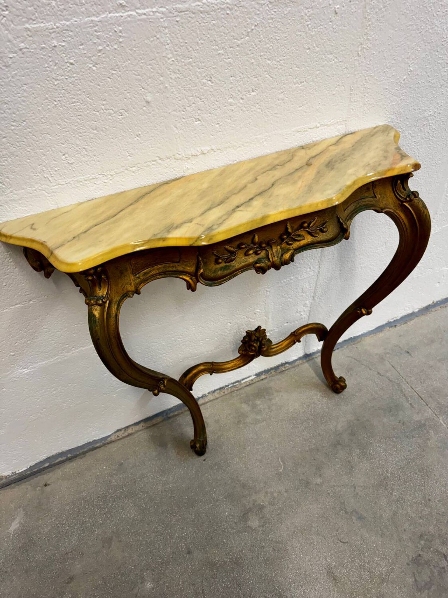 Console en bois sculpté doré et marbre de style Louis XV