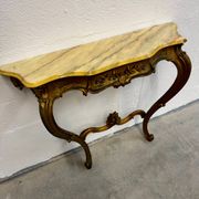 Console en bois sculpté doré et marbre de style Louis XV