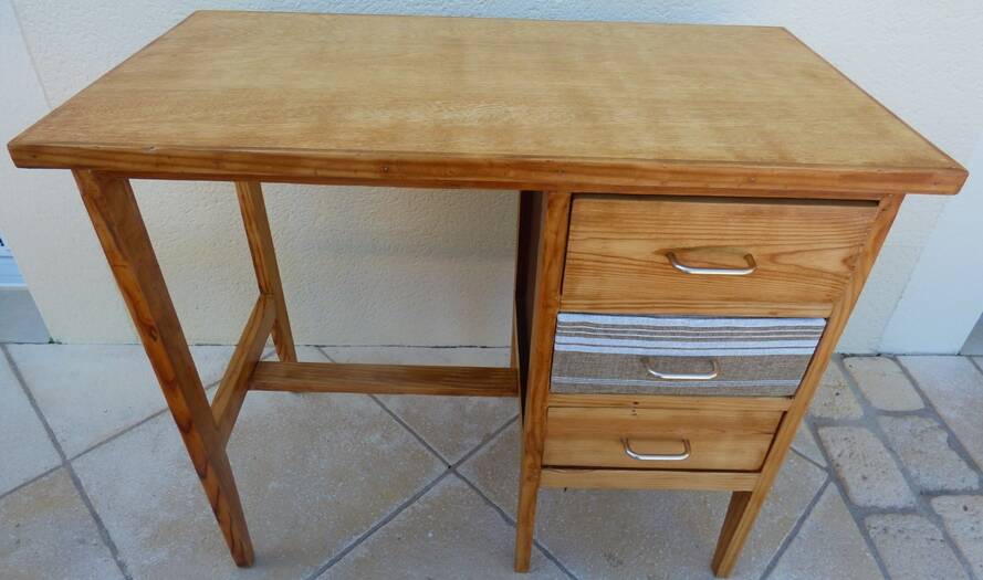 Bureau 3 tiroirs en bois et toile de lin –Totalement restauré
