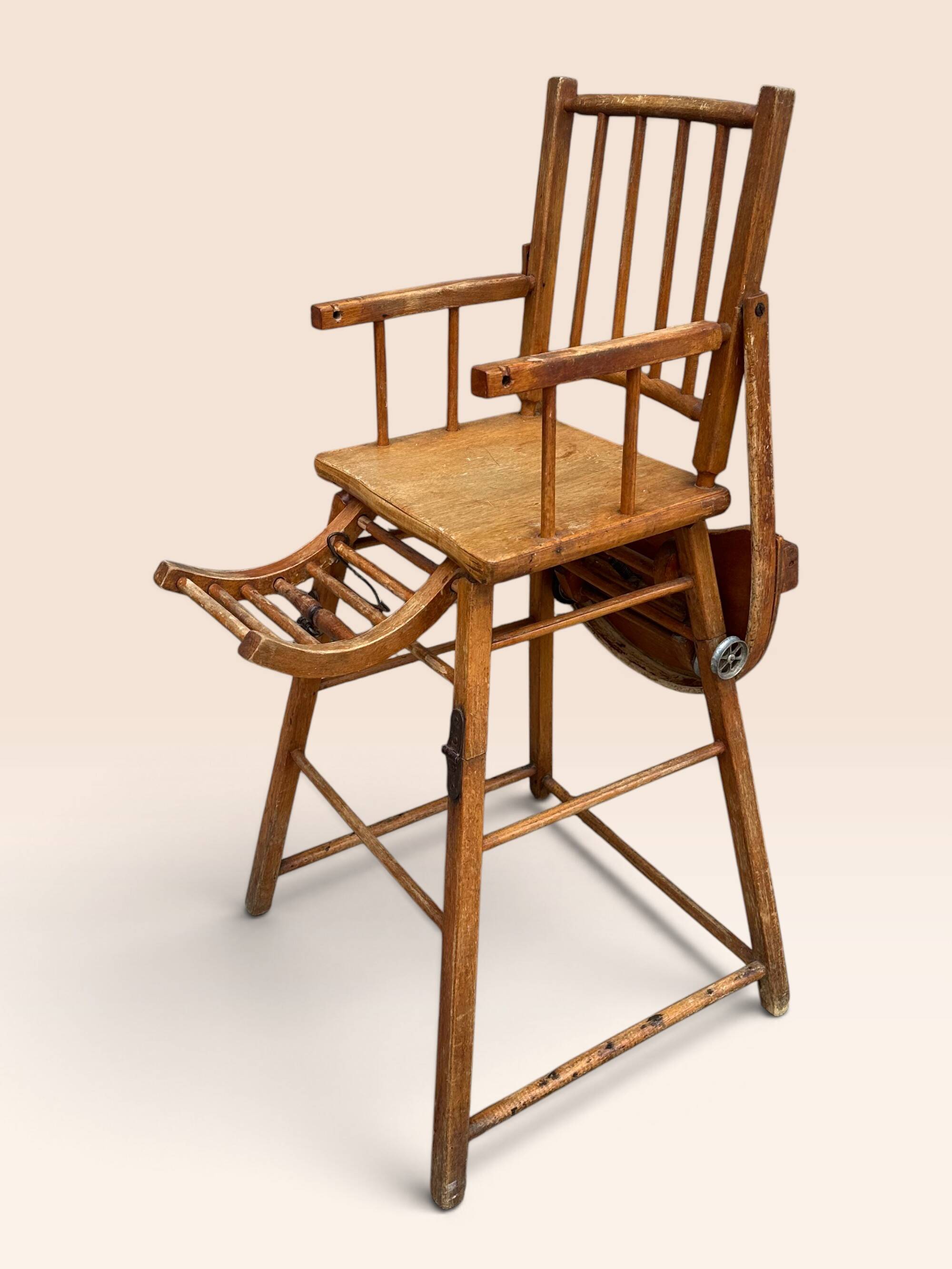 Chaise haute pour enfant en bois courbé