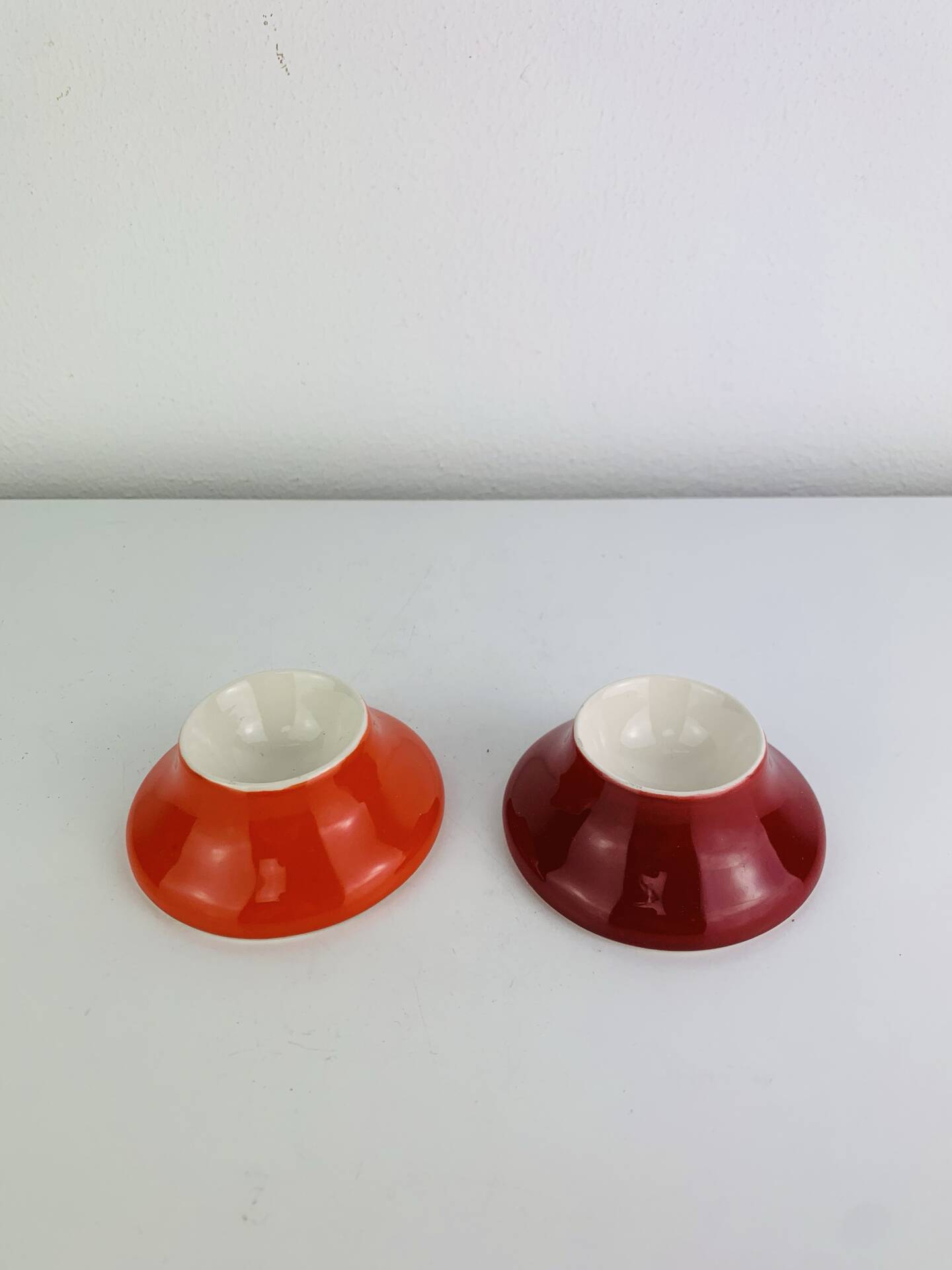 2 space age egg cups in orange and red ceramic, 70s