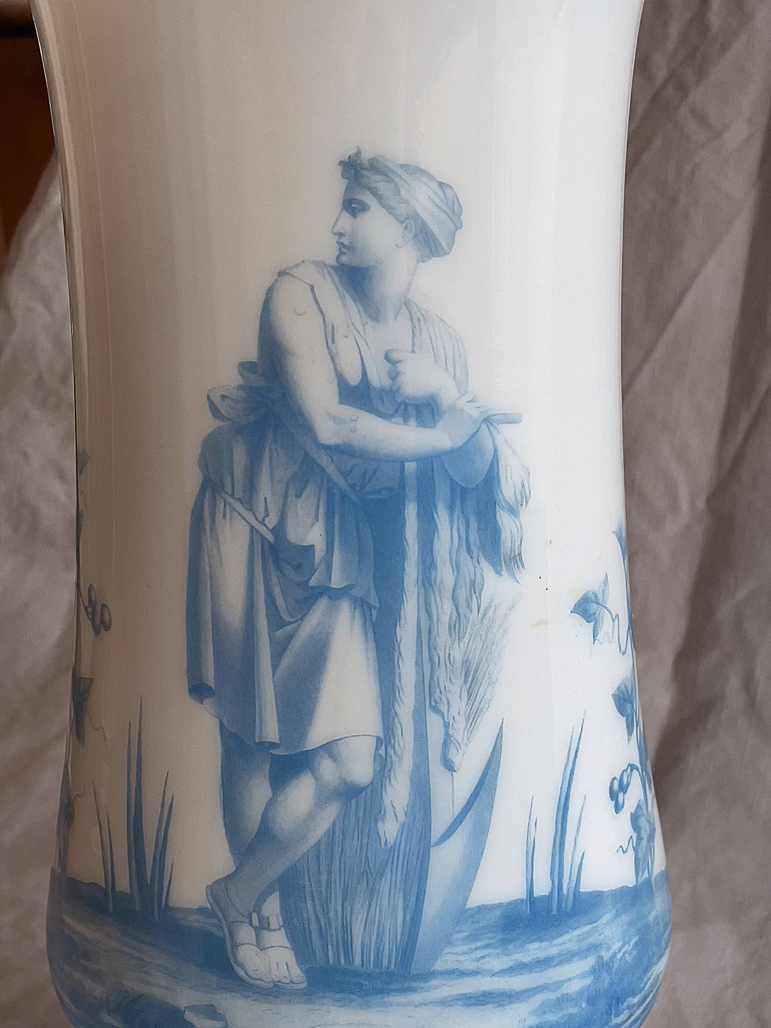 Grand Vase Opaline 19ème Siècle décor à l'antique