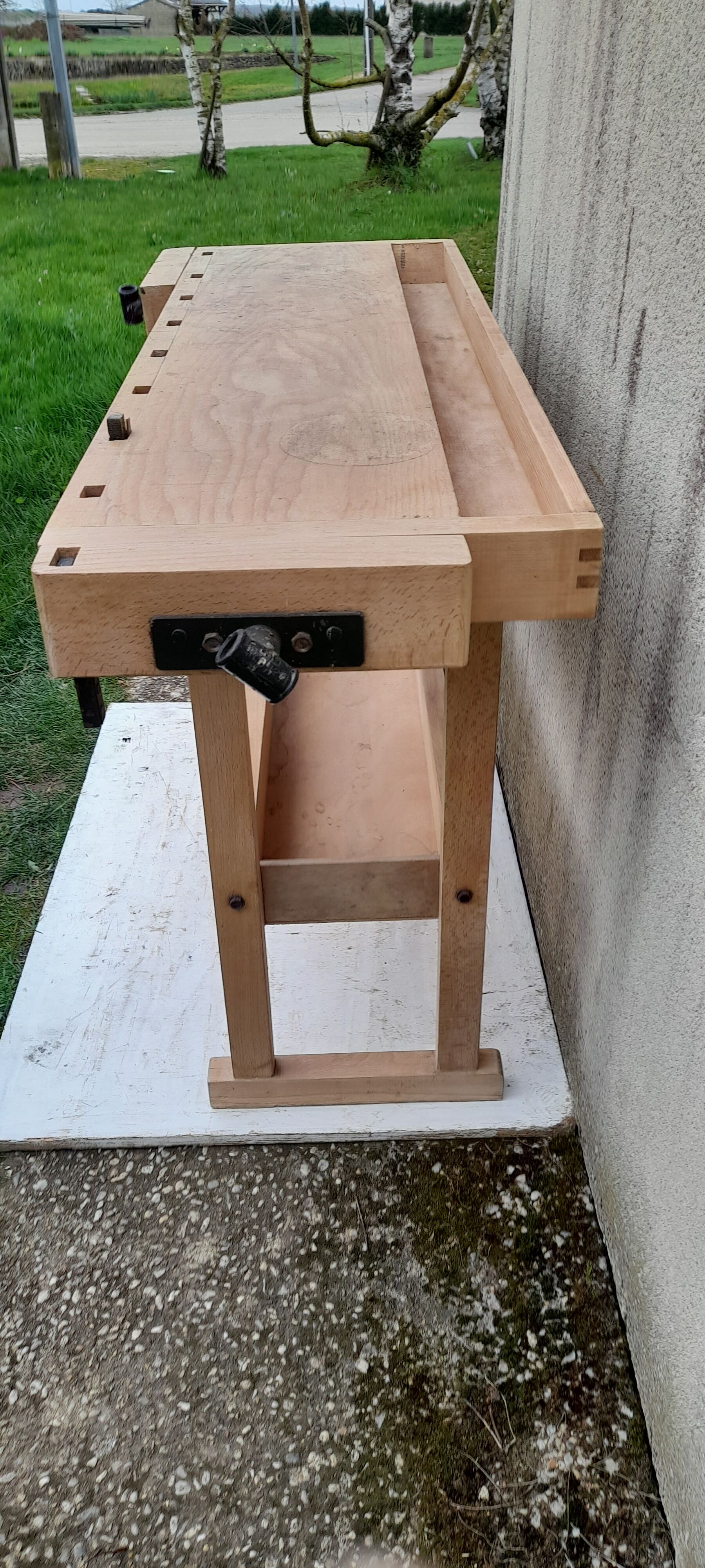 Wooden mesnuisier workbench