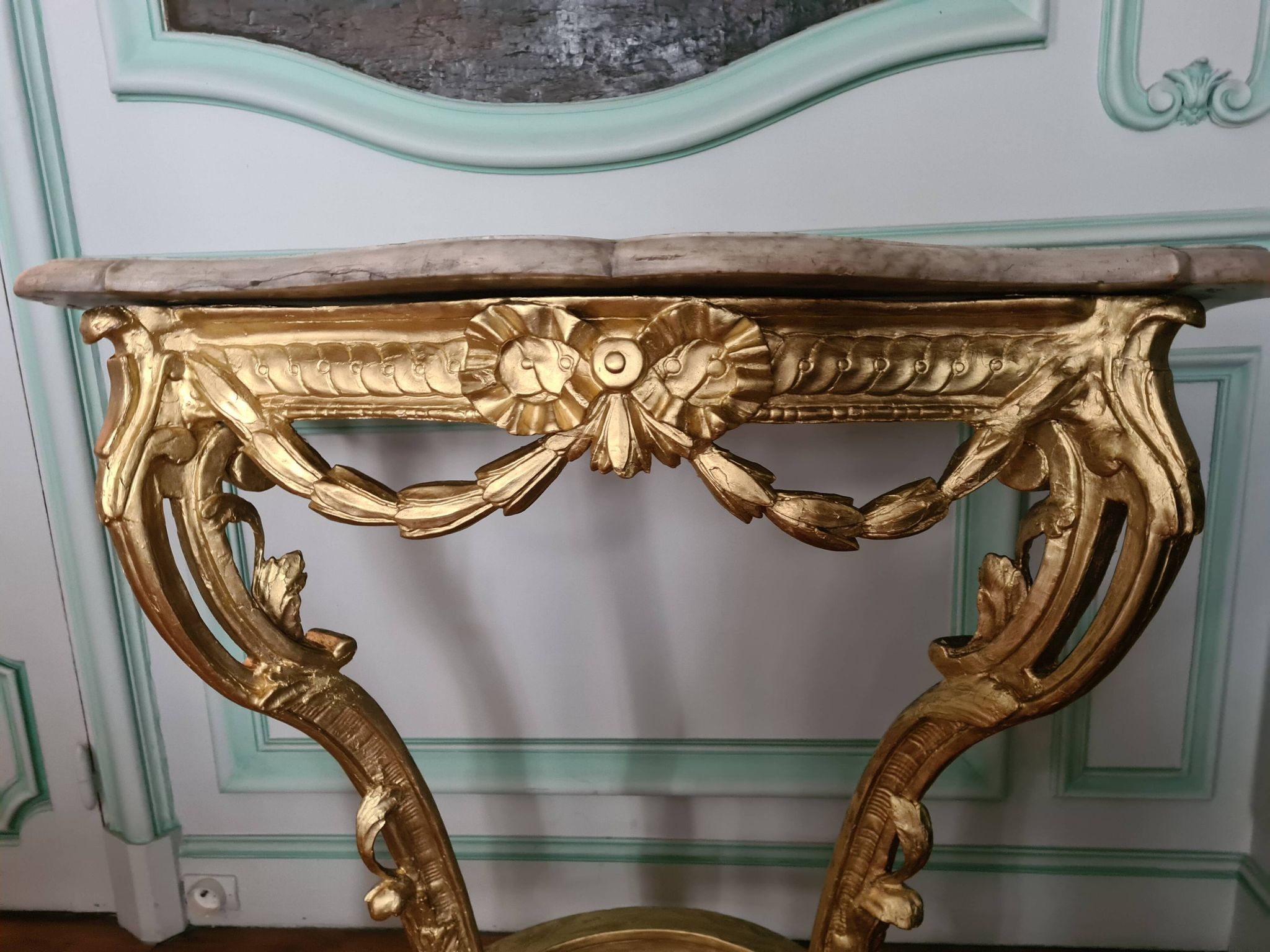 Console époque Louis XV vers 1760 en bois sculpté et redoré